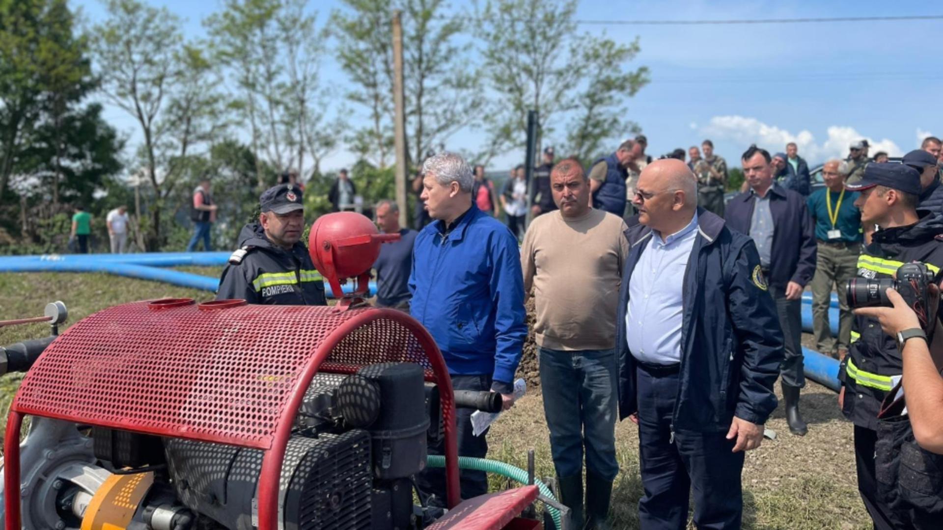 Predoiu, în zonele calamitate din jud. Covasna, la 8 zile de la debutul inundațiilor devastatoare/ Foto: Guvernul României