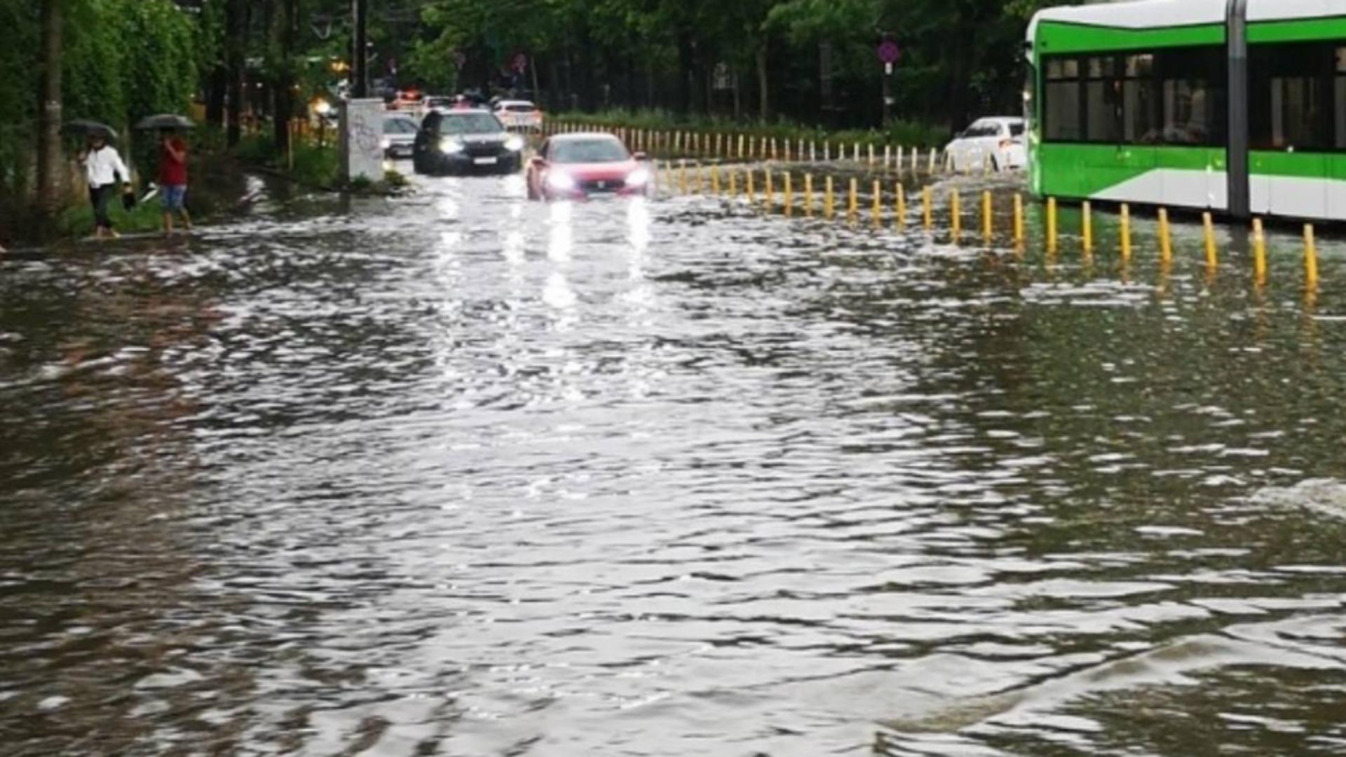 București și Ilfov, sub asediul furtunii: sute de intervenții ale pompierilor în urma inundațiilor și pagubelor provocate de vânt