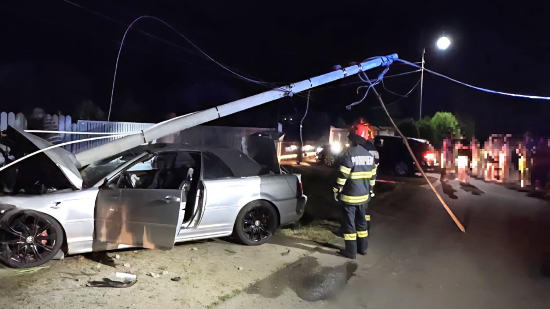Trei persoane, la spital după ce o mașină s-a izbit de un stâlp în județul Giurgiu. Printre victime, și o minoră /Foto: Breaking News Giurgiu