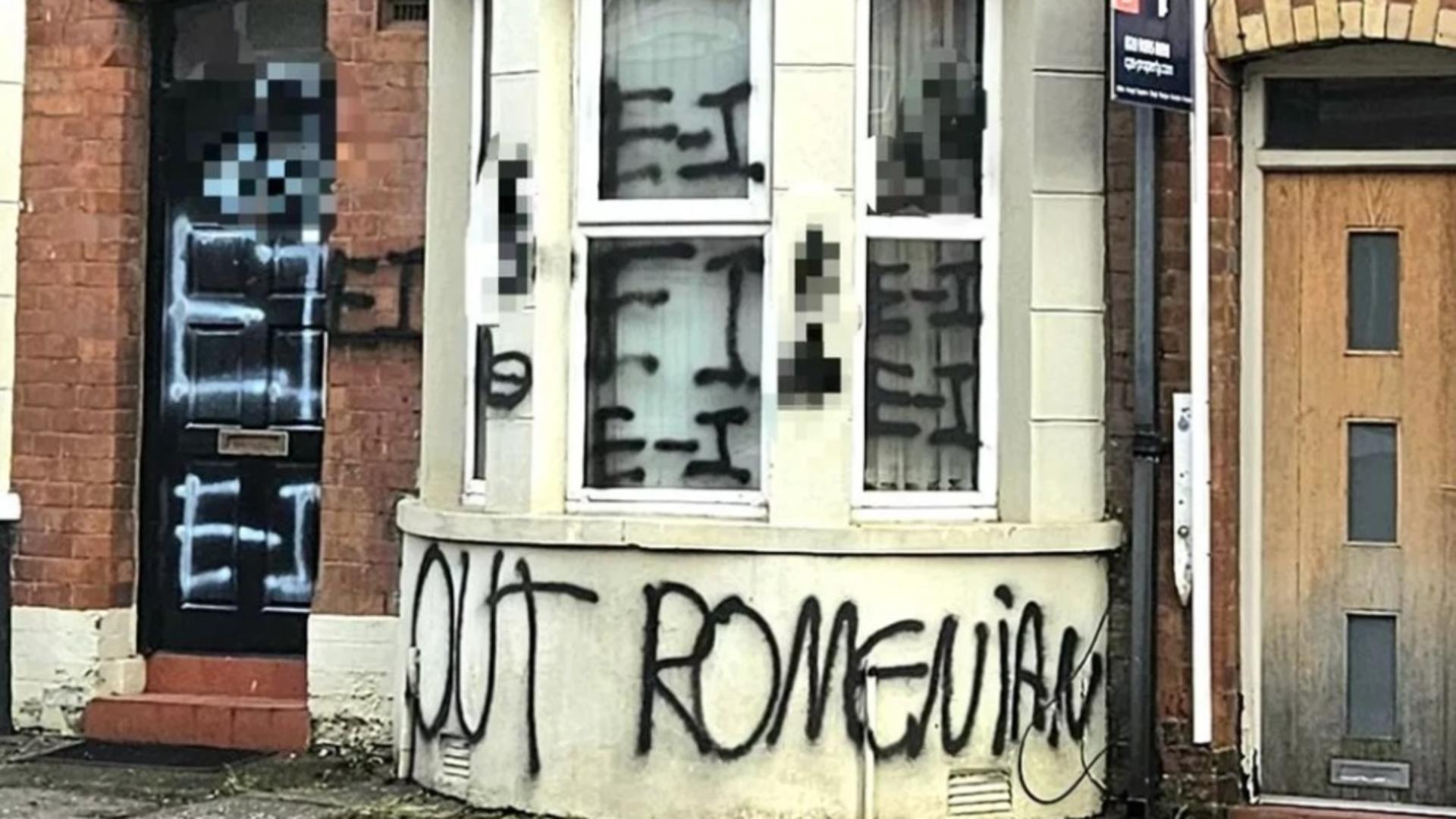 Continuă vânătoare de români în Irlanda de Nord. Casele au fost mâzgălite cu graffiti „Out Romanian”. Foto: Facebook