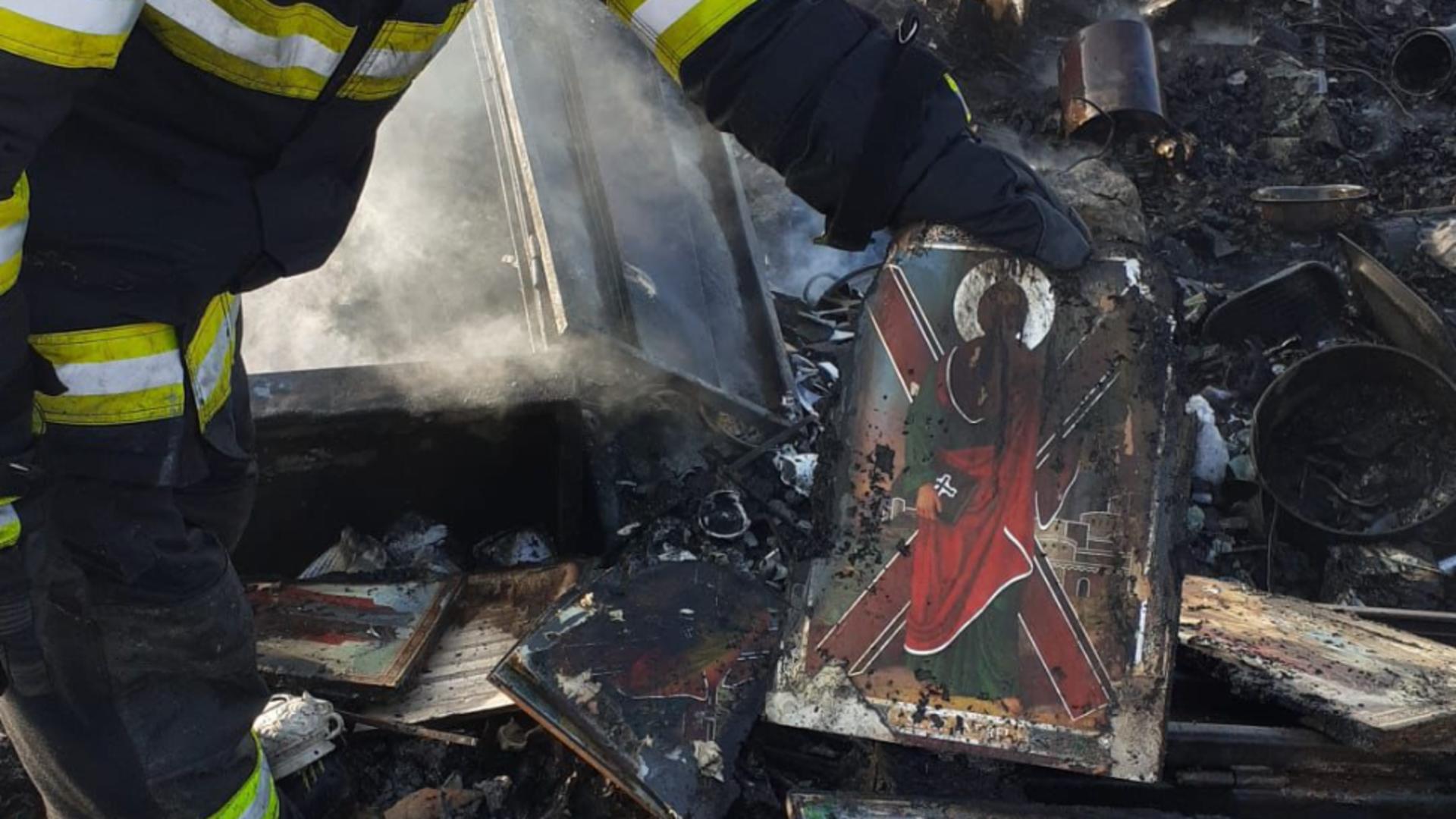 Miracol după un incendiu devastator din județul Constanța. Trei icoane au rămas aproape intacte - FOTO