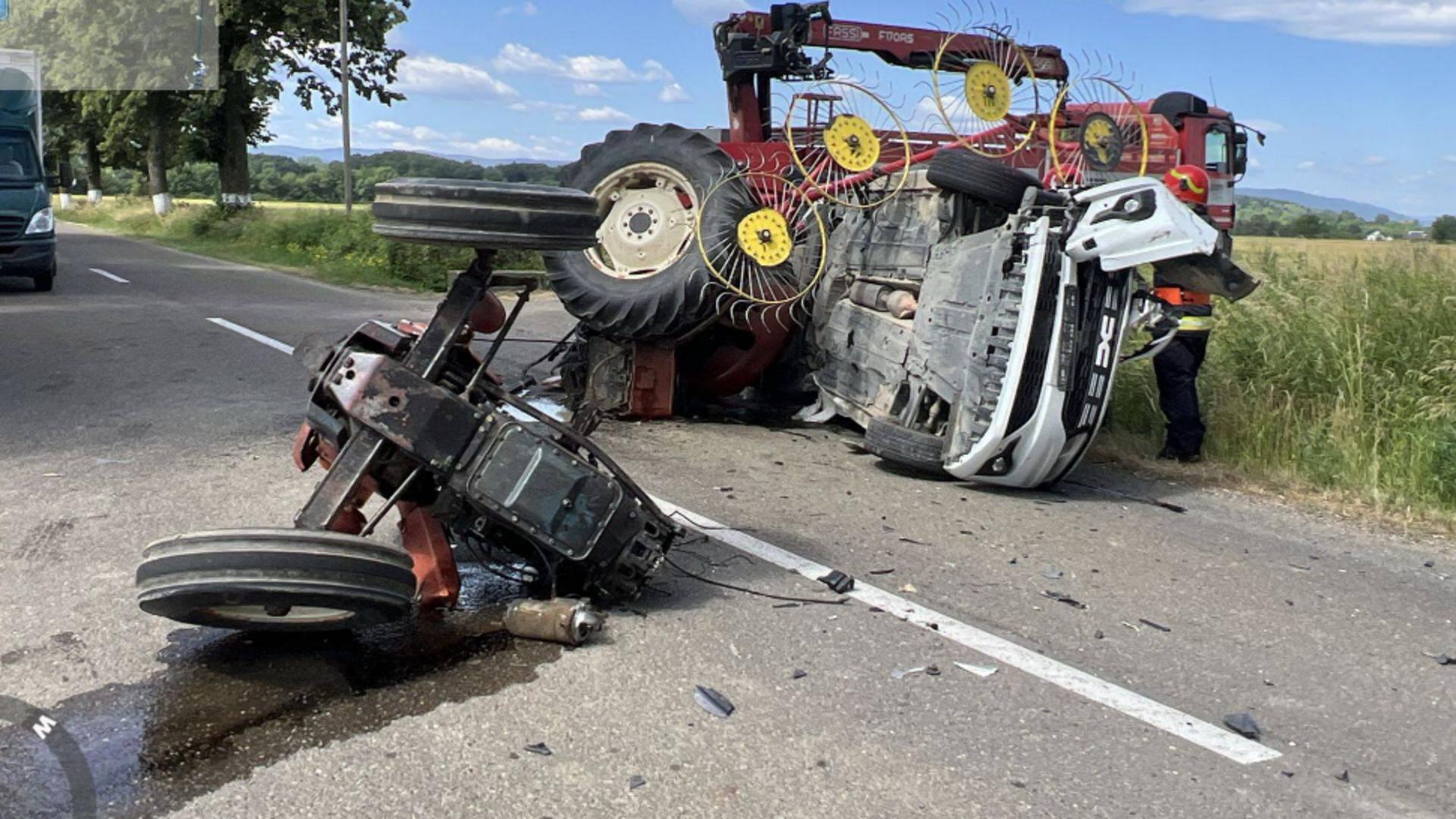 Accident rutier între un utilaj agricol și un autoturism. Ambii șoferi au fost răniți