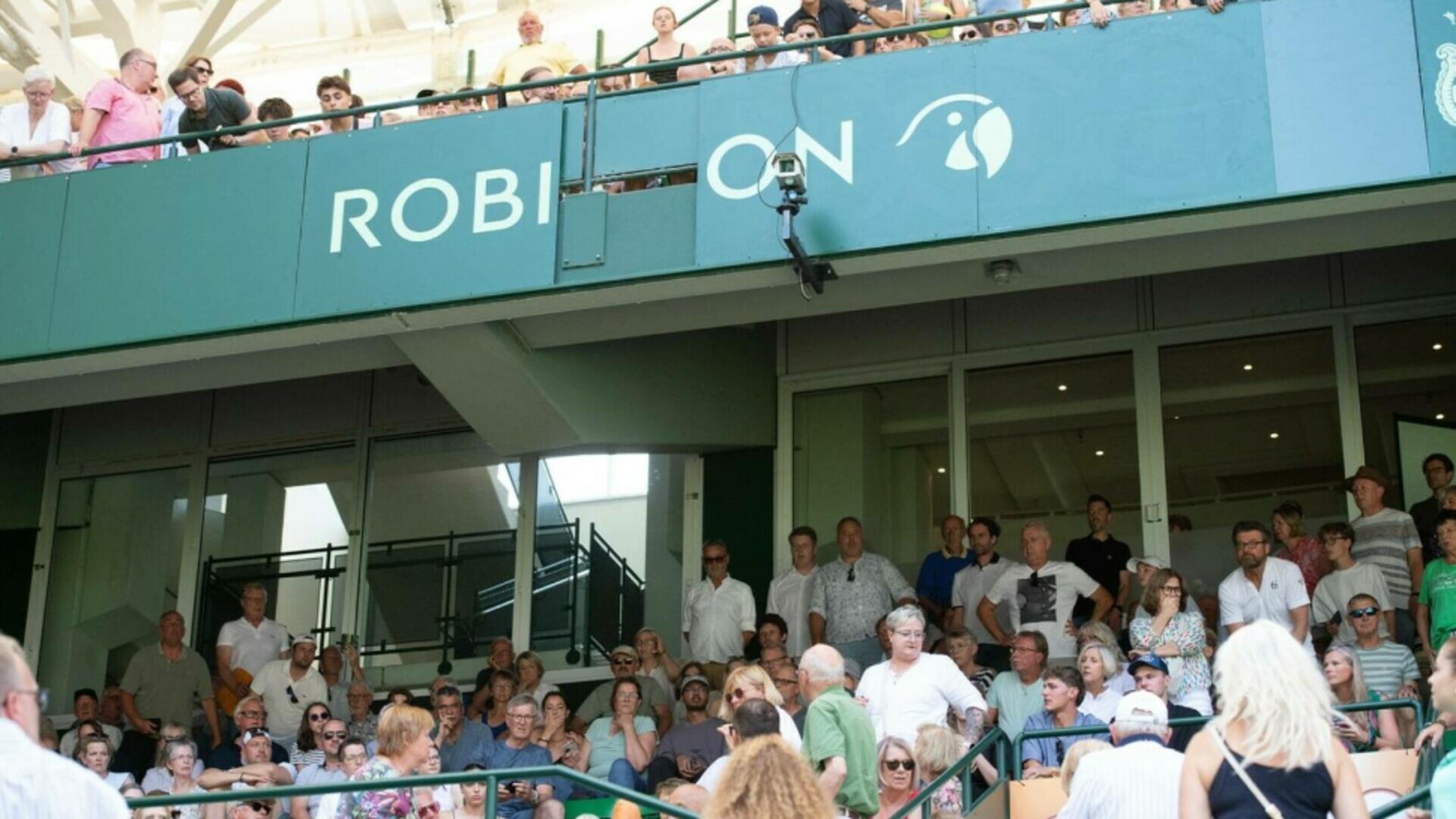 Incident neașteptat în timpul unui meci de tenis: o spectatoare a fost lovită de un panou publicitar