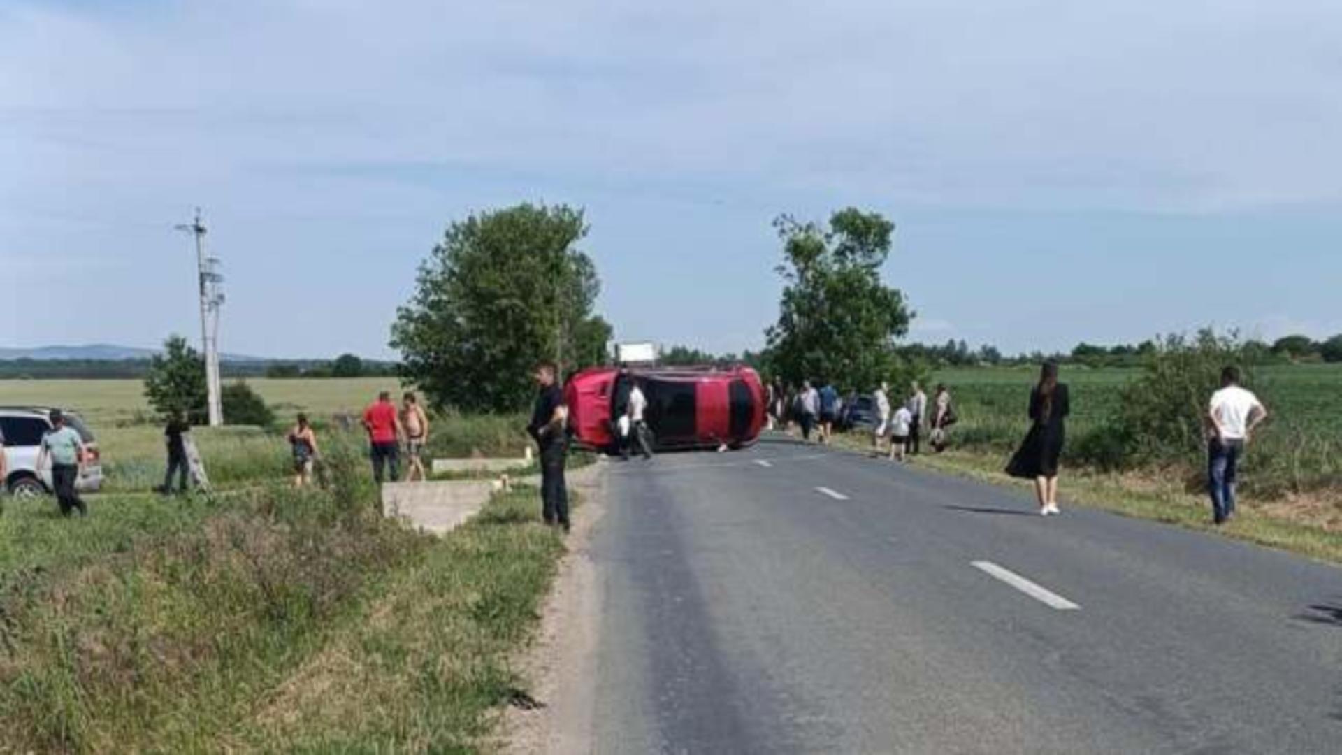 Grav accident rutier în județul Arad: șapte persoane implicate, trei femei încarcerate, un minor în stare gravă