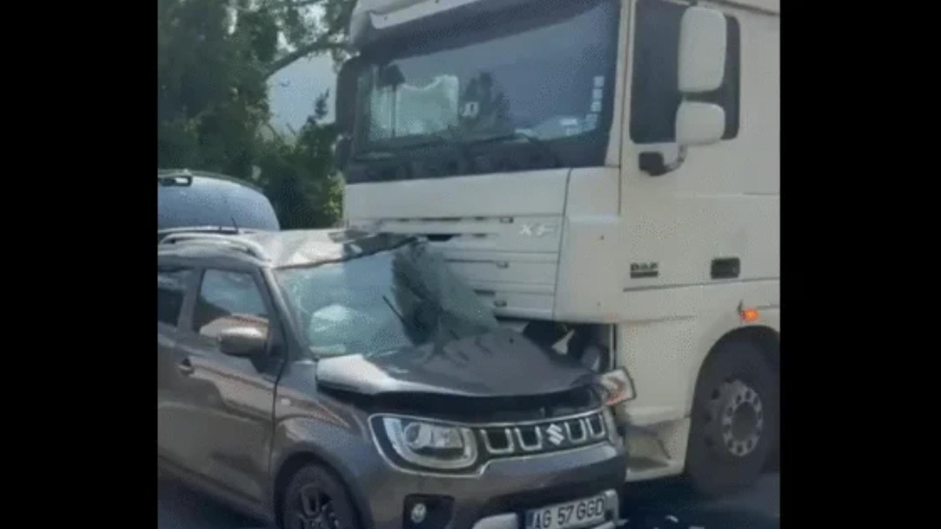 Accident grav la intrarea în Băile Herculane: victimele sunt două femei după coliziunea unui autoturism cu un autocamion