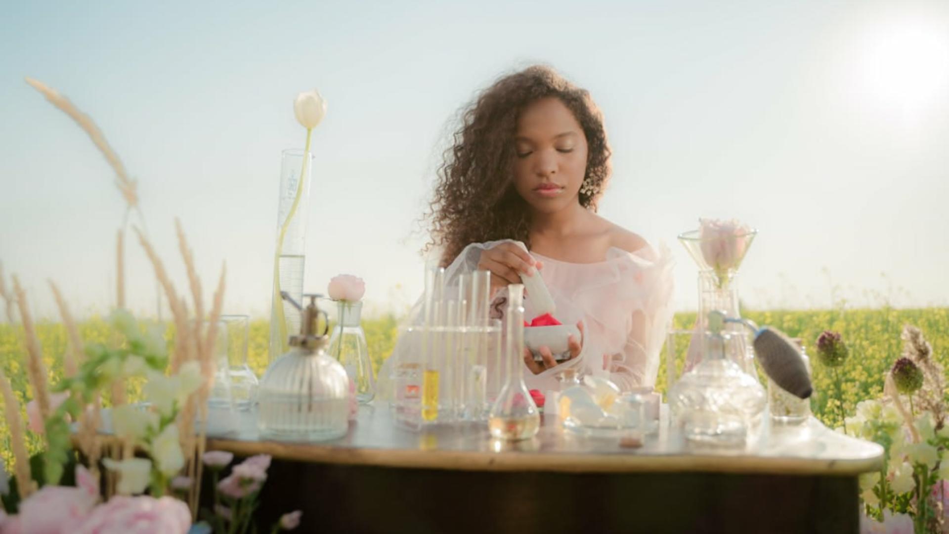 Parfumuri fresh pentru zilele călduroase de vară: Eleganță și prospețime într-o sticlă