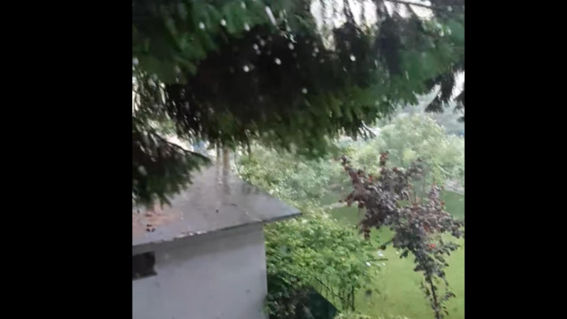 Cod roșu de averse torențiale și grindină în județul Prahova. Unde va lovi potopul / Captură video 