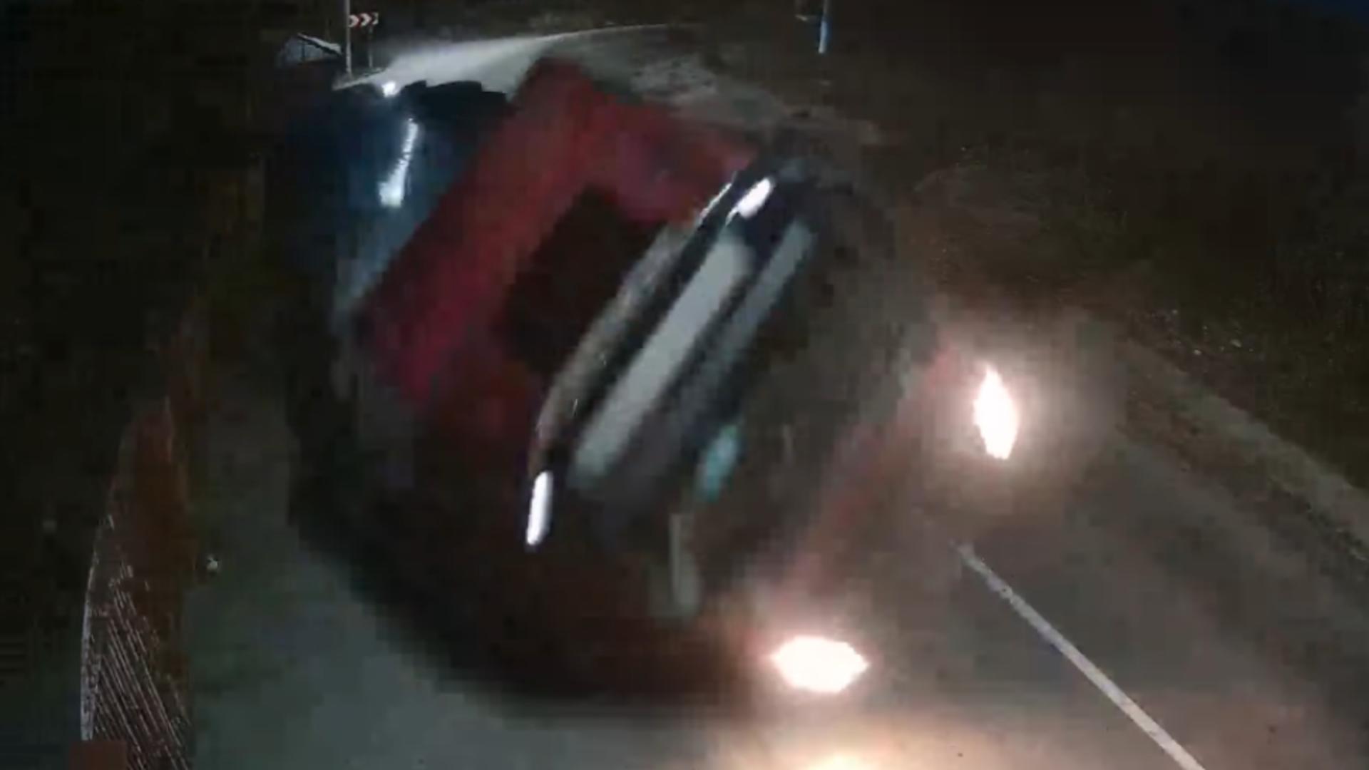   Un tânăr de 29 de ani a scăpat ca prin minune după ce TIR-ul pe care-l conducea s-a răsturnat, într-o curbă/ Captură video