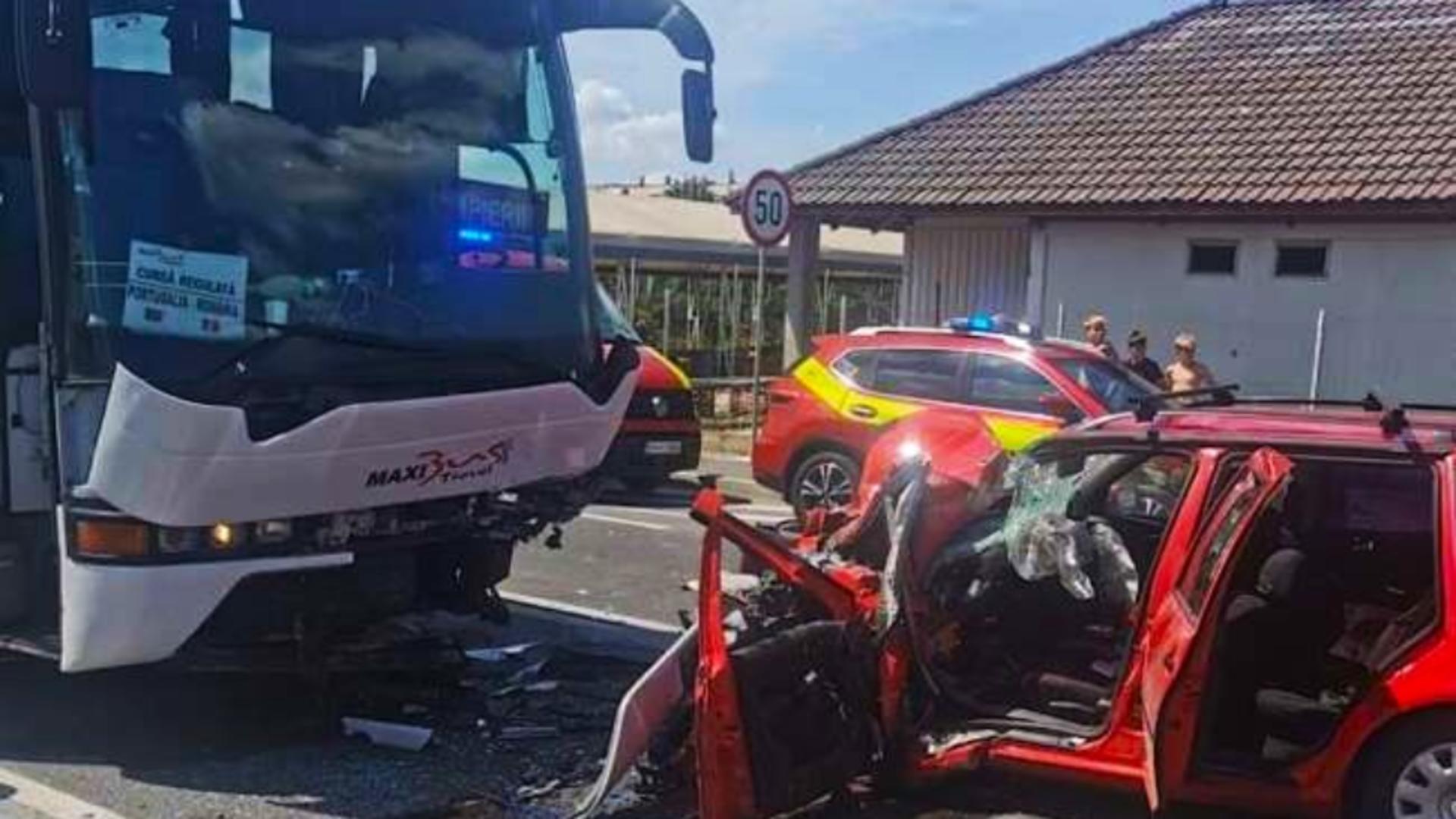 Impact violent între un autocar și o mașină în județul Bihor! 3 răniți, dintre care doi în stare gravă: a fost trimis elicopterul SMURD