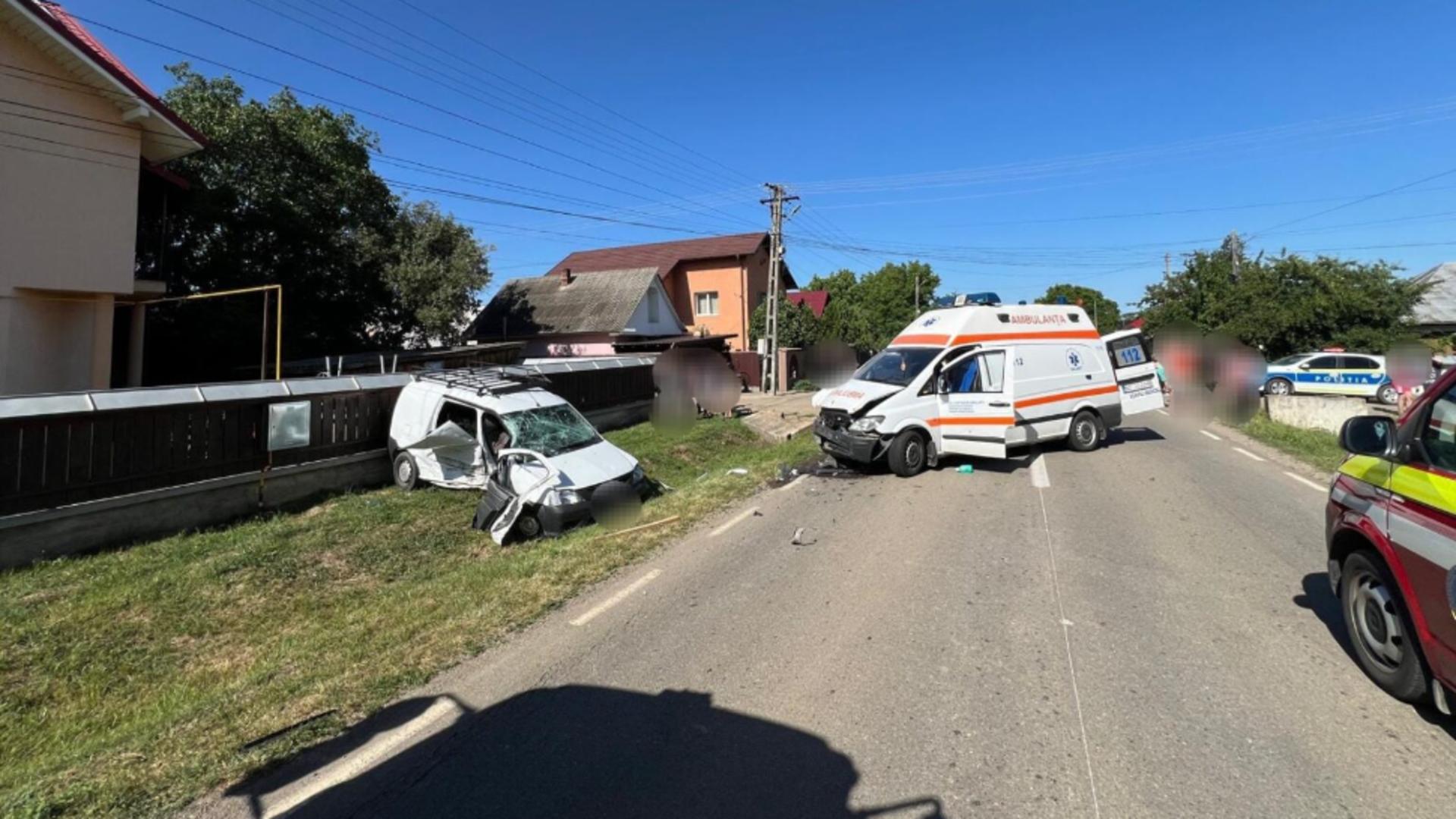 Accident în Neamț: ambulanță implicată într-o coliziune cu un autoturism. Trei victime în urma impactului