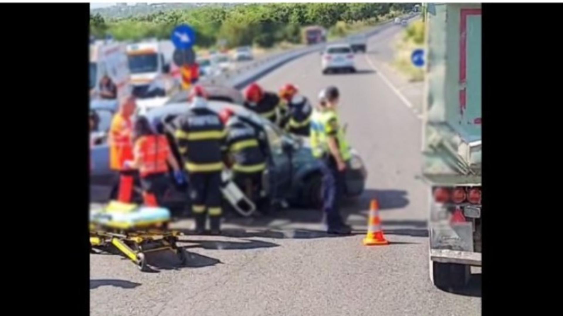 Echipele de intervenție acordă primul ajutor (foto via Ziua de Constanța)