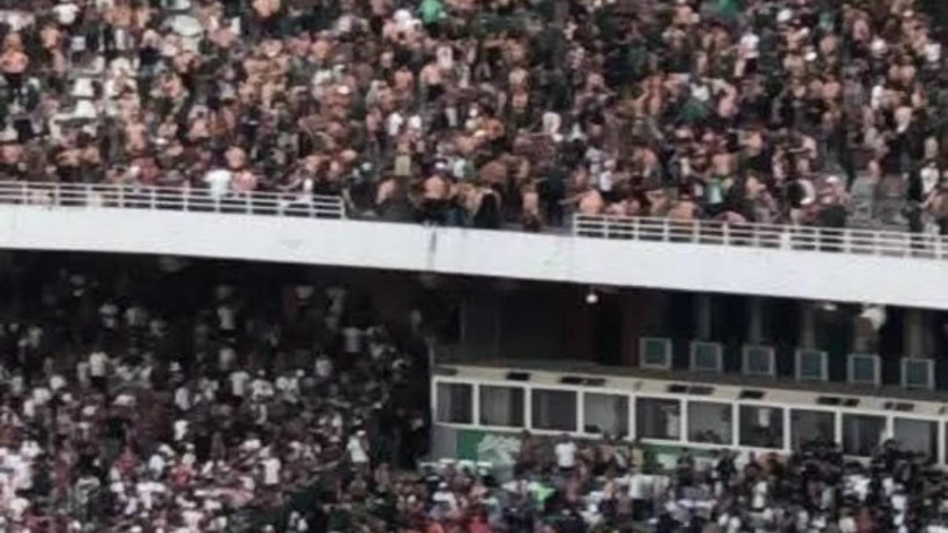 Panică pe stadion după ce tribuna a cedat la meciul MC Alger: un mort și 11 răniți/ Captură video