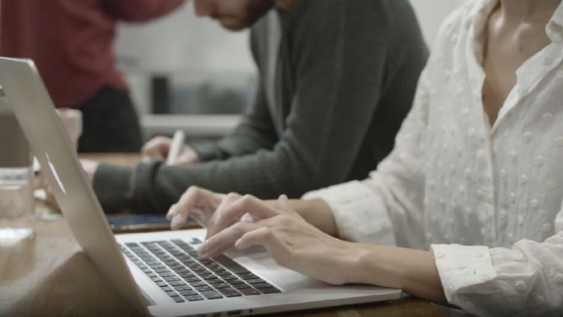 Inteligența artificială ia locul angajaților din corporații