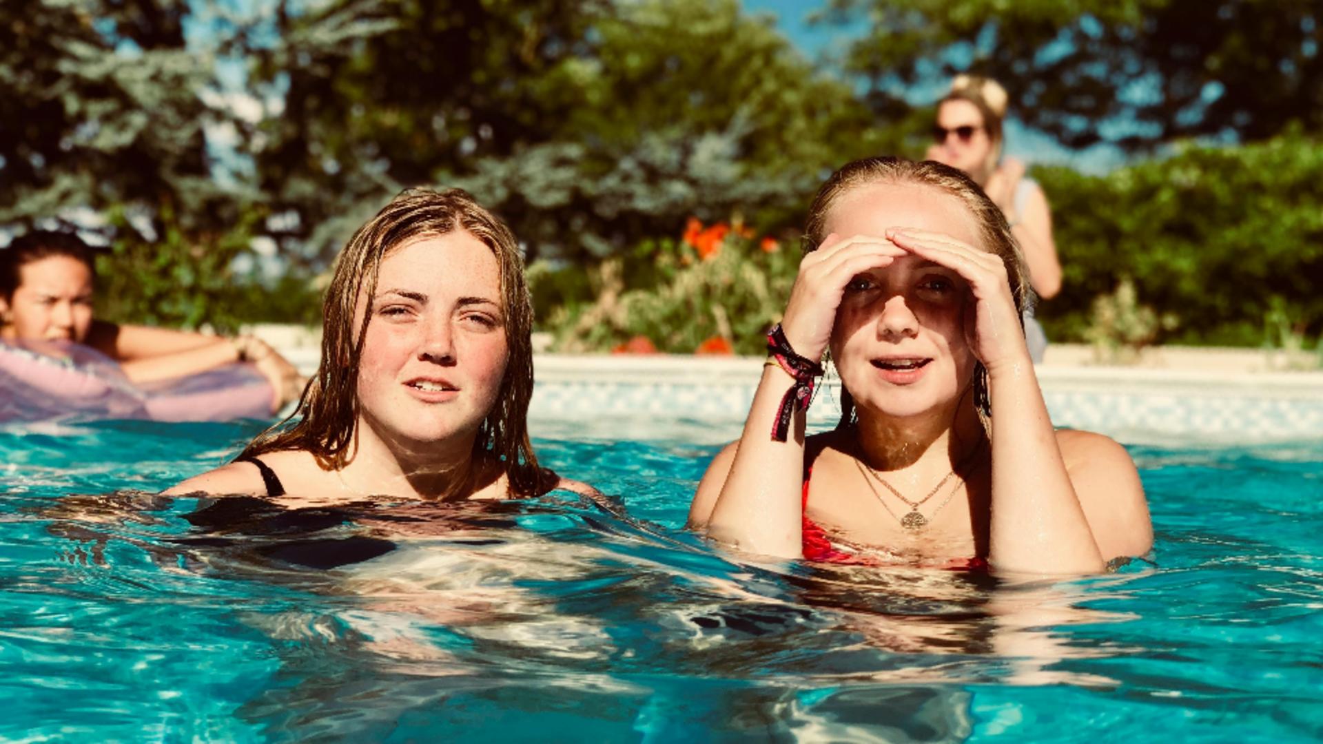 Cum ce boli te poți pricopsi de la piscină, fără să-ți dai seama? Ce trebuie să știi dacă frecventezi bazinele e înot