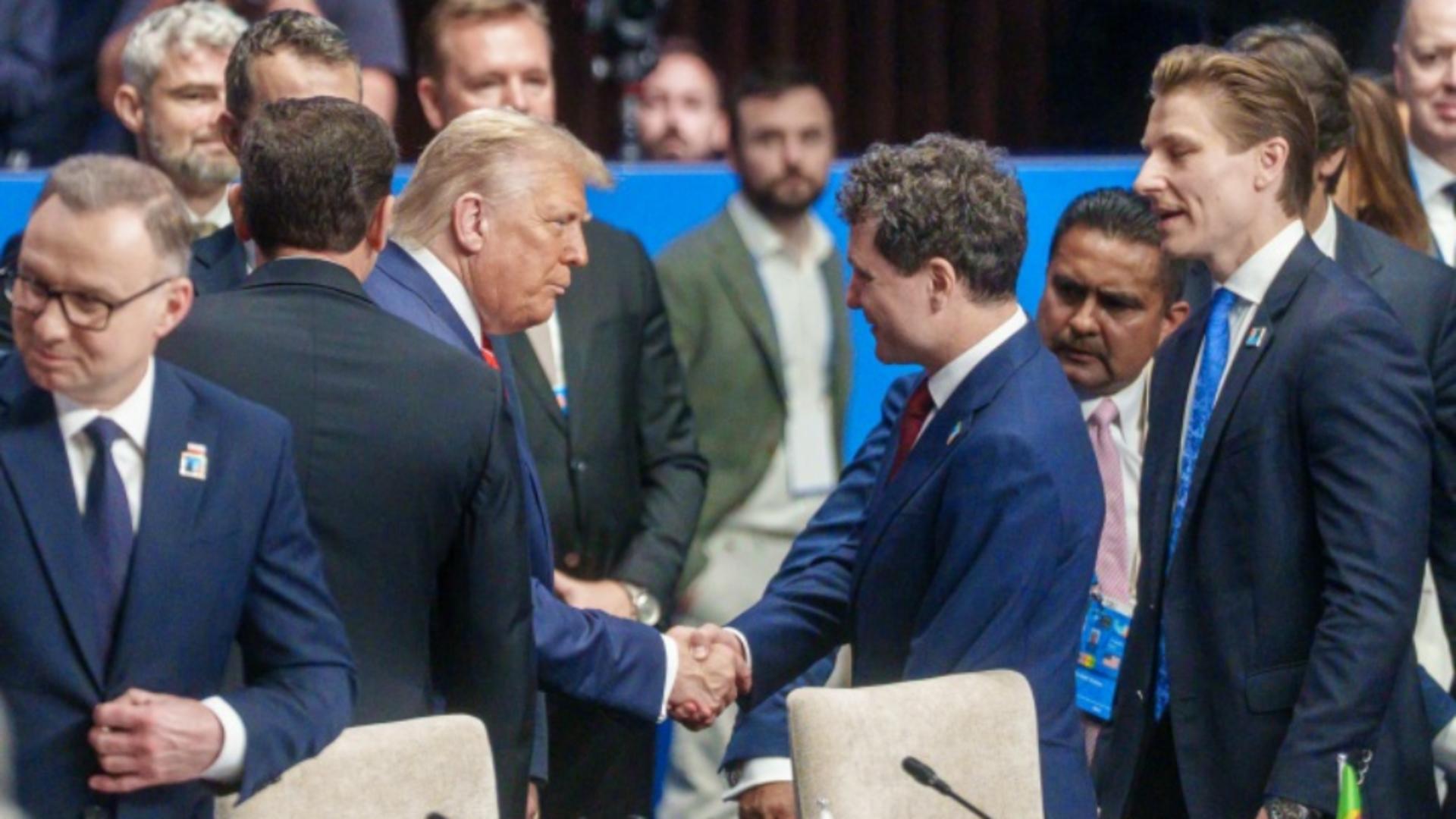 Nicușor Dan a dat mâna cu Donald Trump la summitul NATO