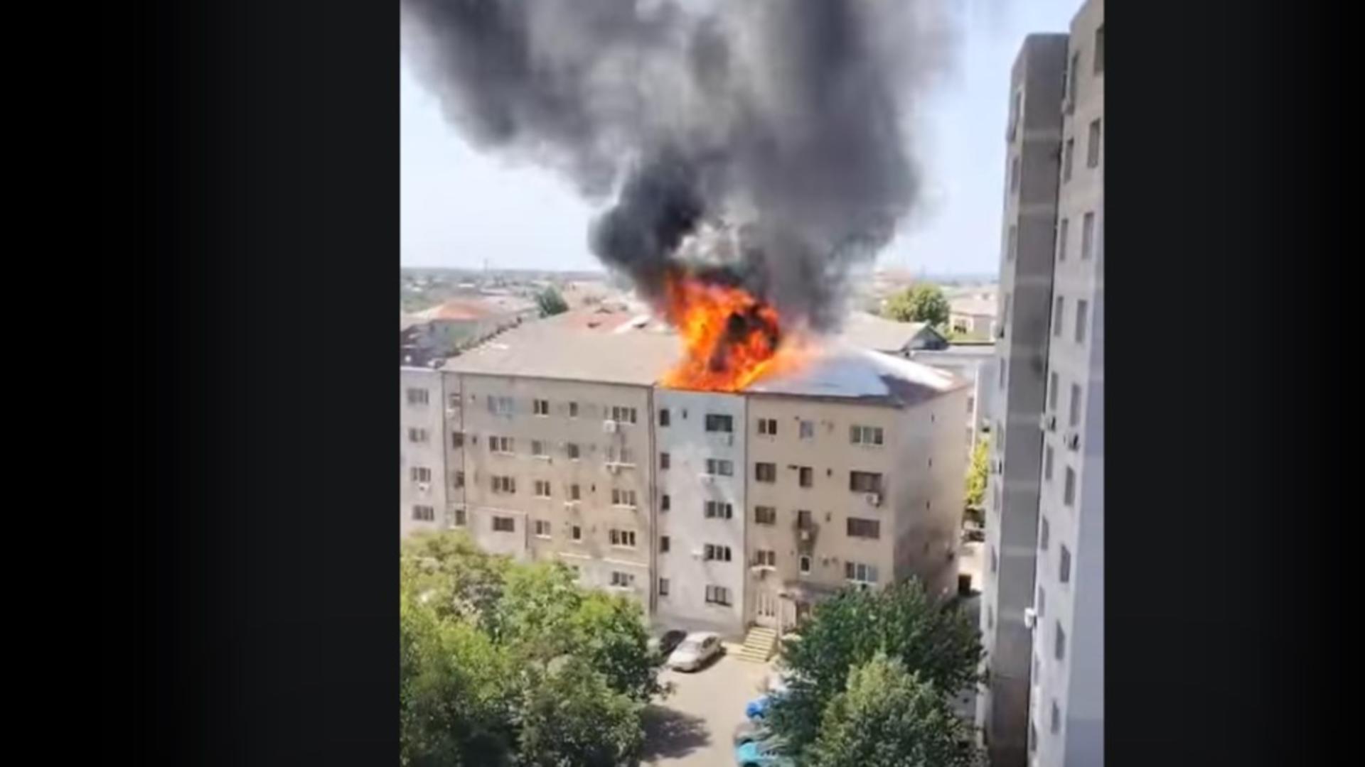 Incendiu izbucnit într-un bloc din Slatina. Aproximativ 300 de metri pătraţi, mistuiţi de flăcări VIDEO