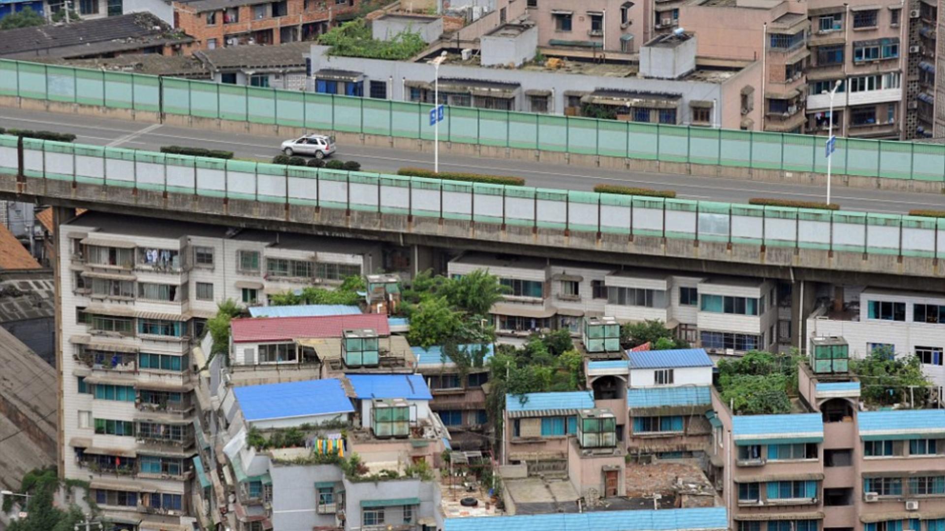 Orașul unde locuințele tremură din cauza unui drum. Foto: Daily Mail