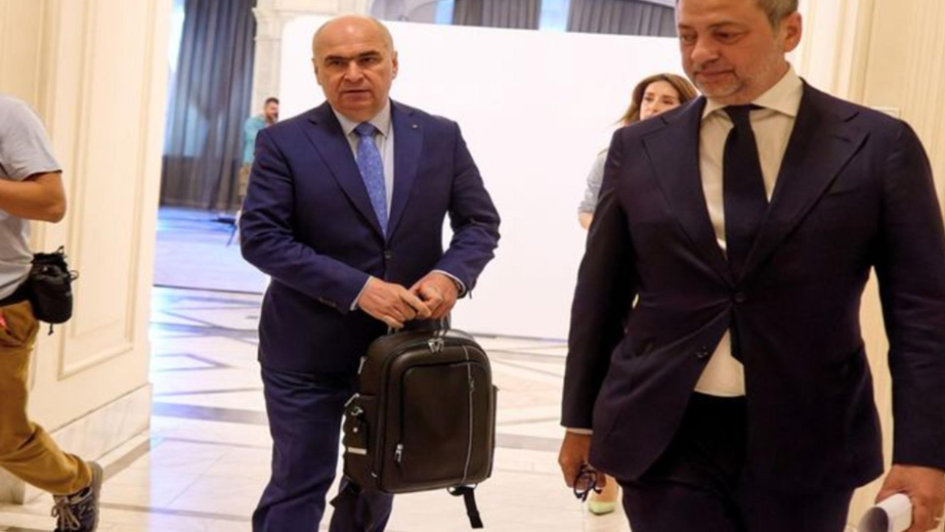 Ilie Bolojan sfidează austeritatea și cu un rucsac de 1300 de euro (Profimedia)