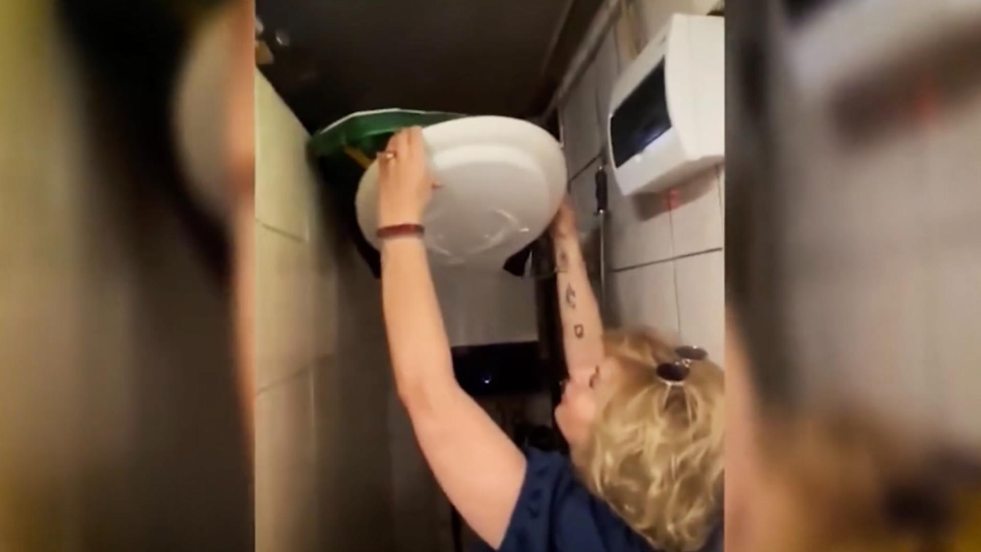 Un celebru restaurant de pe litoral a fost închis: resturi alimentare, tăvi arse și un capac de WC depozitat pe cuptor