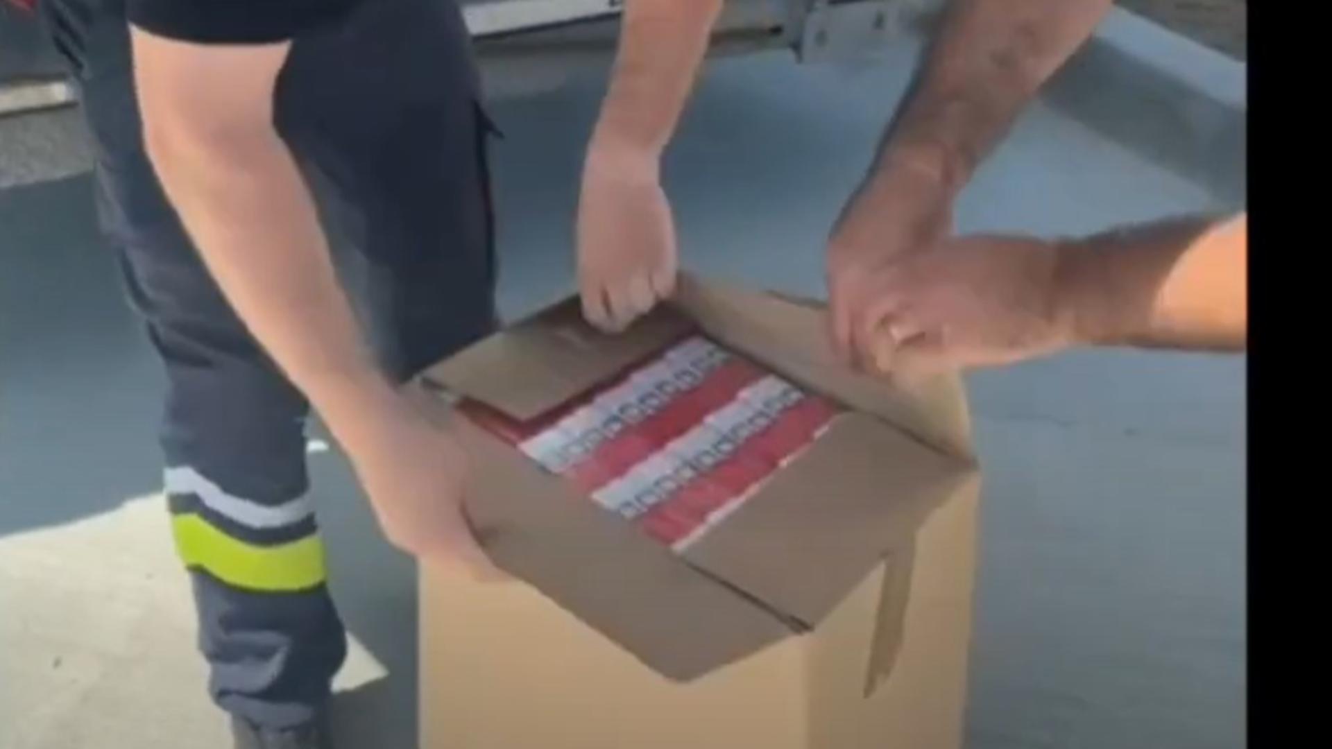 proximativ 2.500 de baxuri de ţigarete de contrabandă au fost descoperite la razie. Foto/Poliția