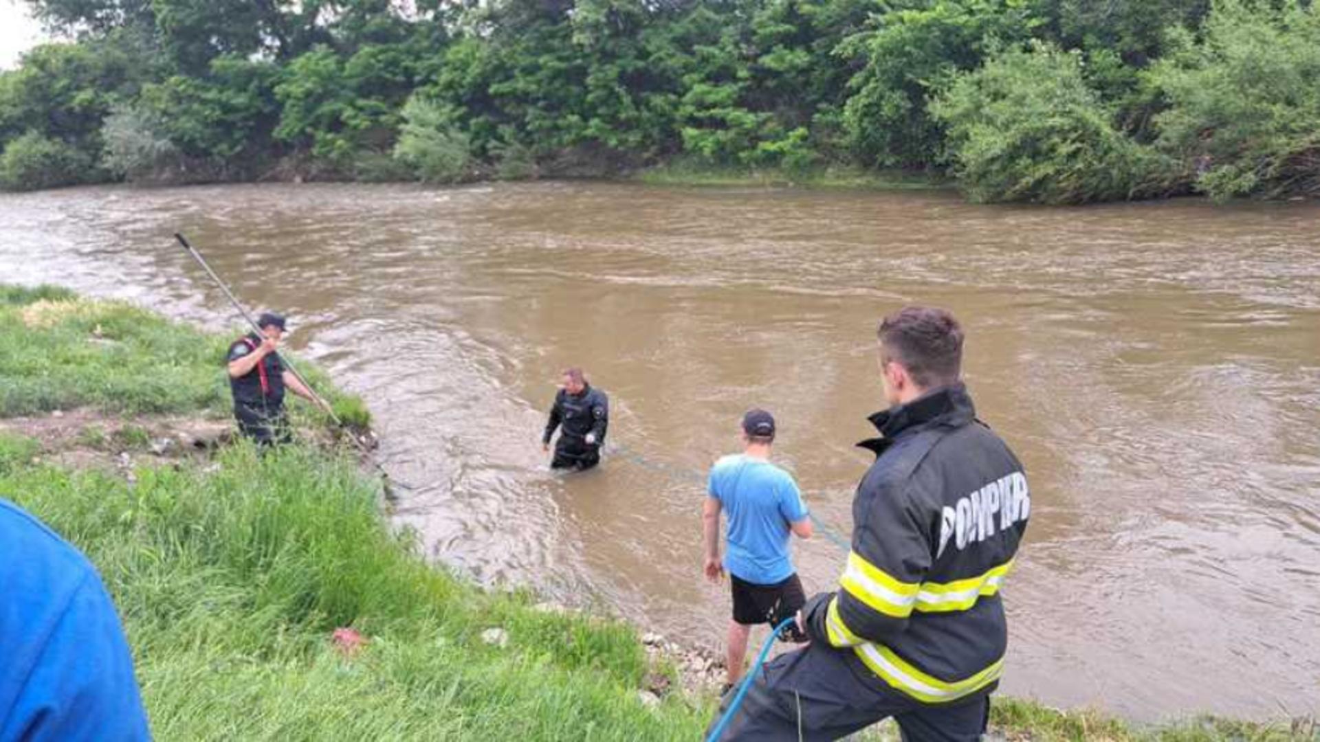 Copilă de trei ani, căzută în râul Târnava Mare. Un câine de căutare-salvare, alături de autorități pentru a găsi fetița