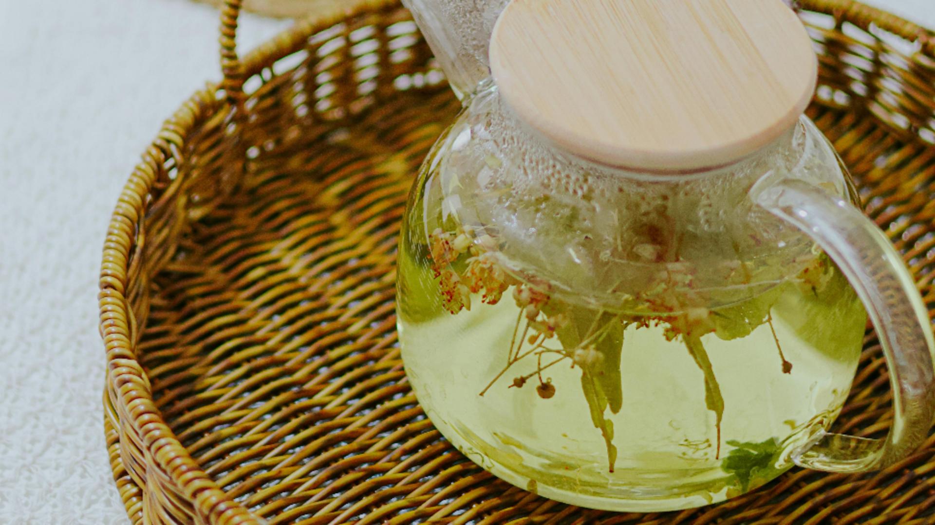 Când este recomandat să bei ceai de tei și ce beneficii are, de fapt. Nu toată lumea trebuie să-l consume!