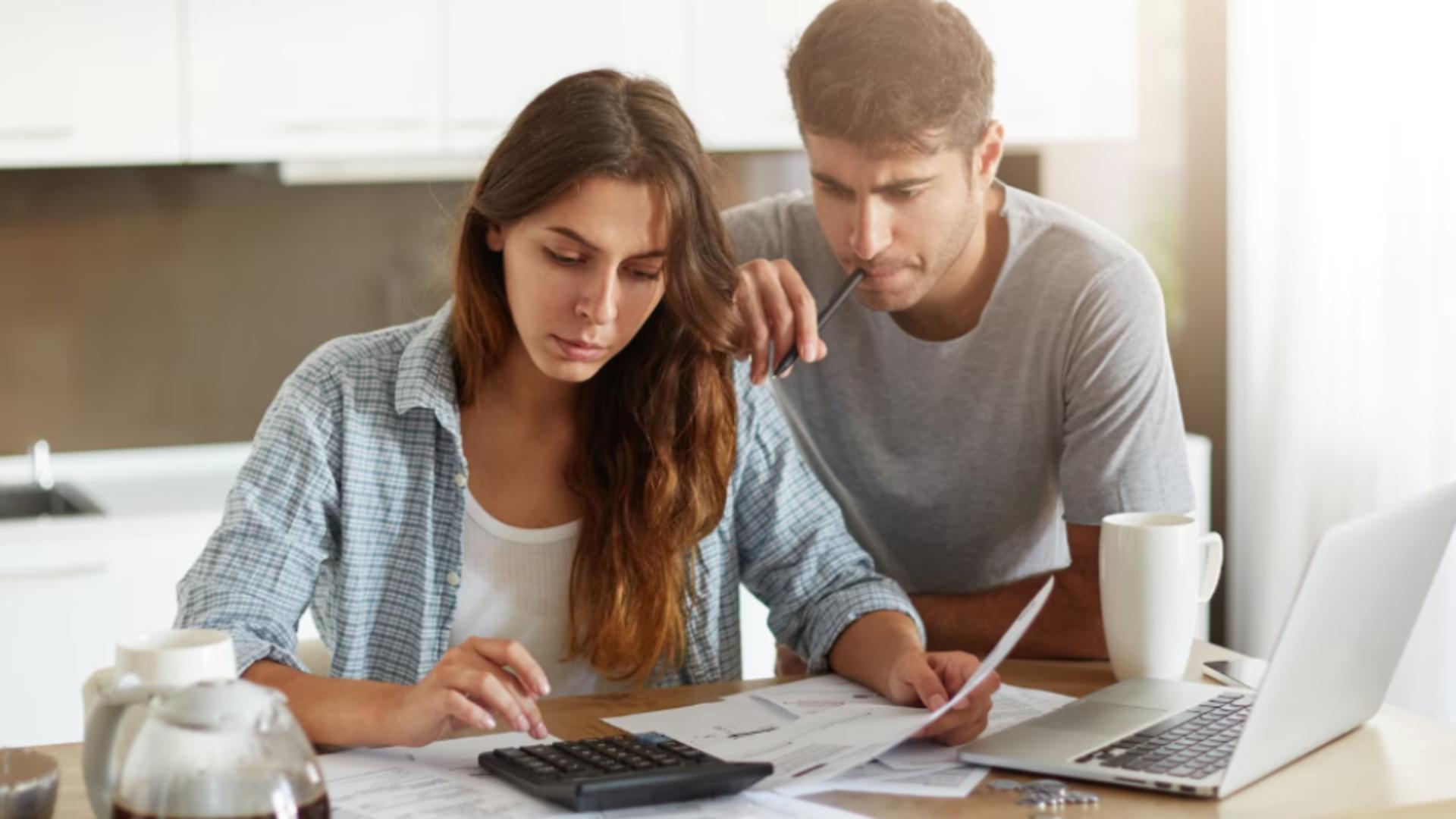 Ai datorii la ANAF sau bănci? Iată cât din salariul tău poate fi poprit