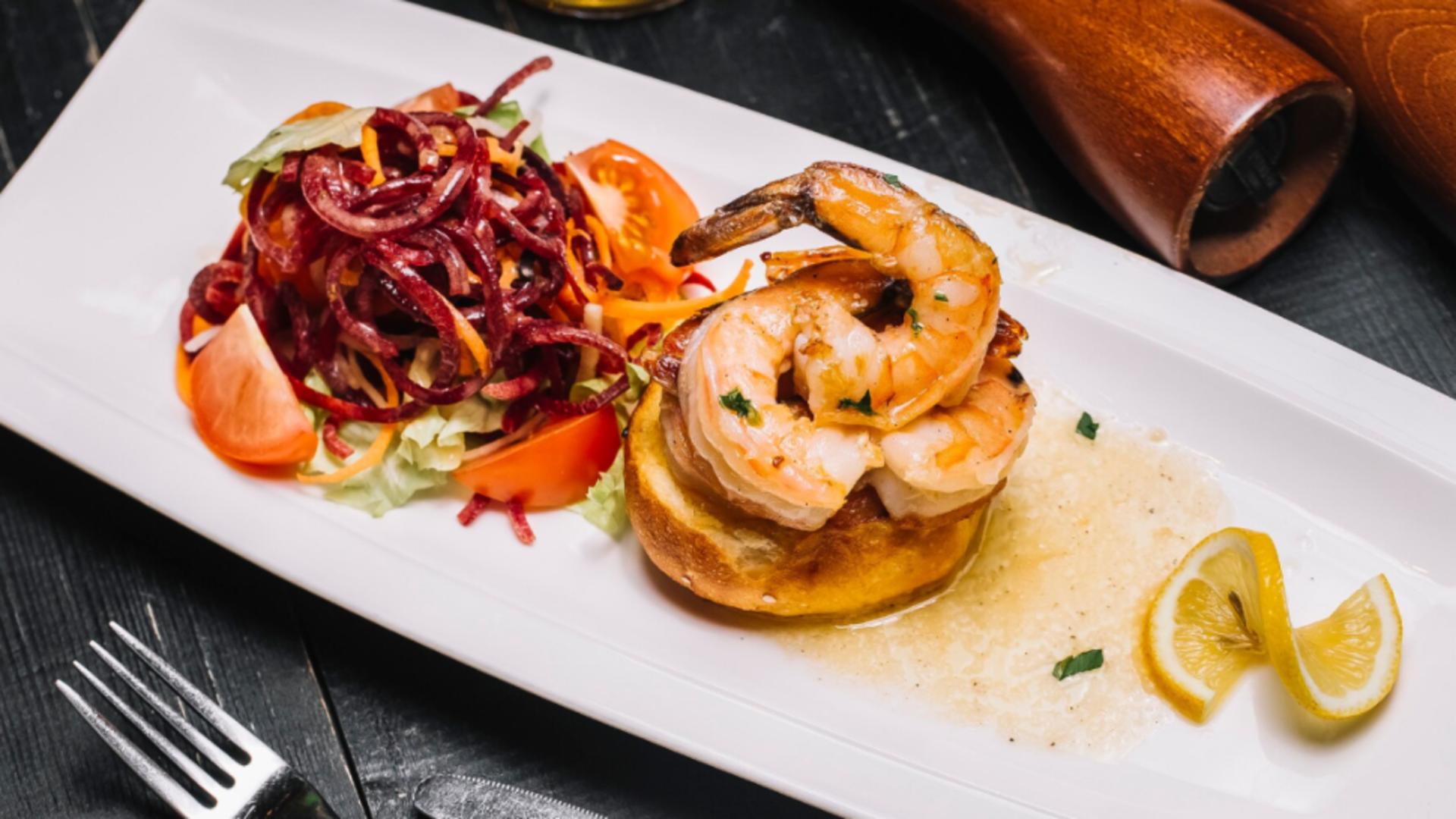 Cât a fost nevoit să plătească un turist pentru o porție de creveți în Mamaia