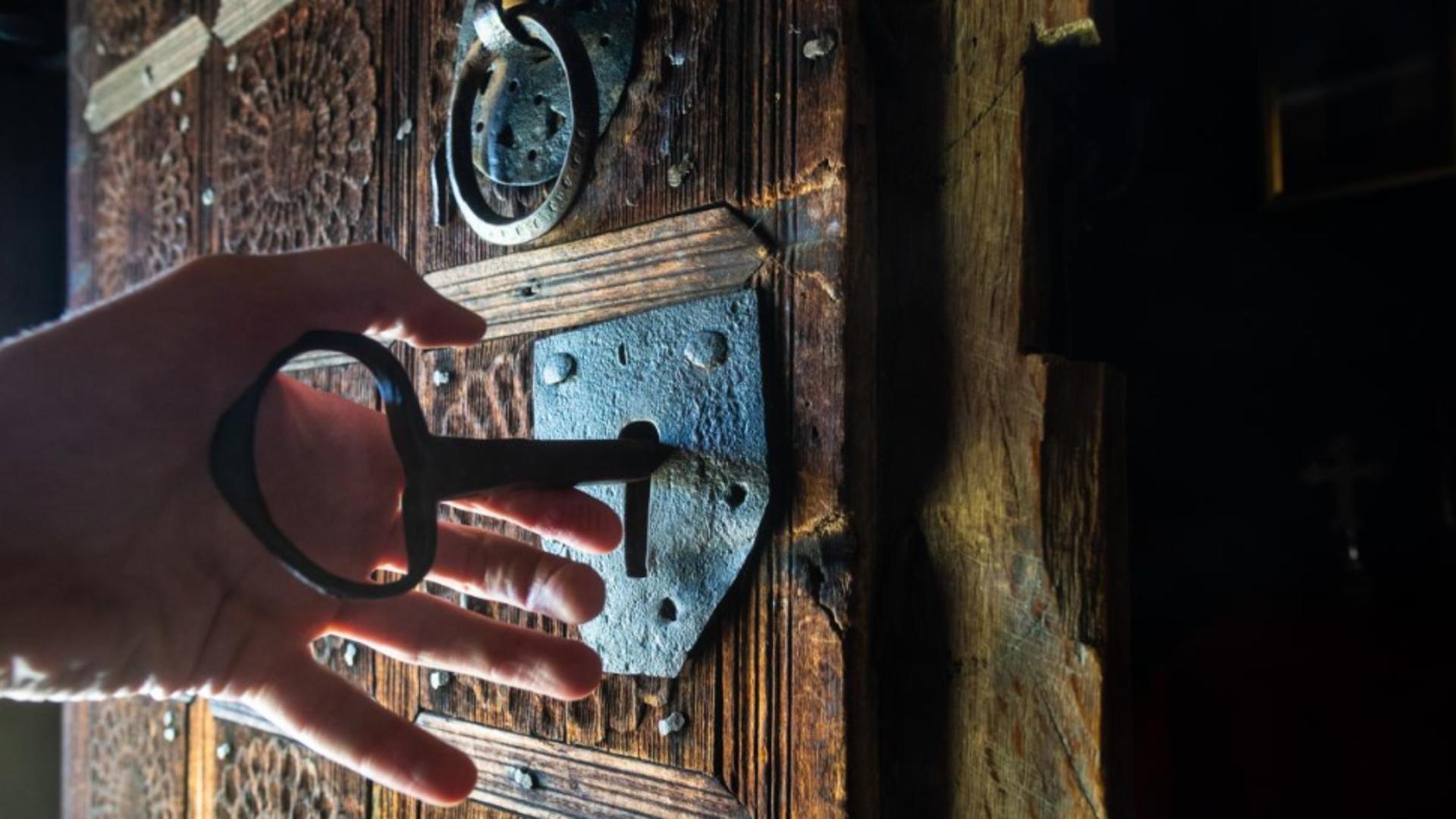 Descoperire neașteptată la Mediaș: ce au descoperit cercetătorii într-o ușă secretă aflată în incinta bisericii