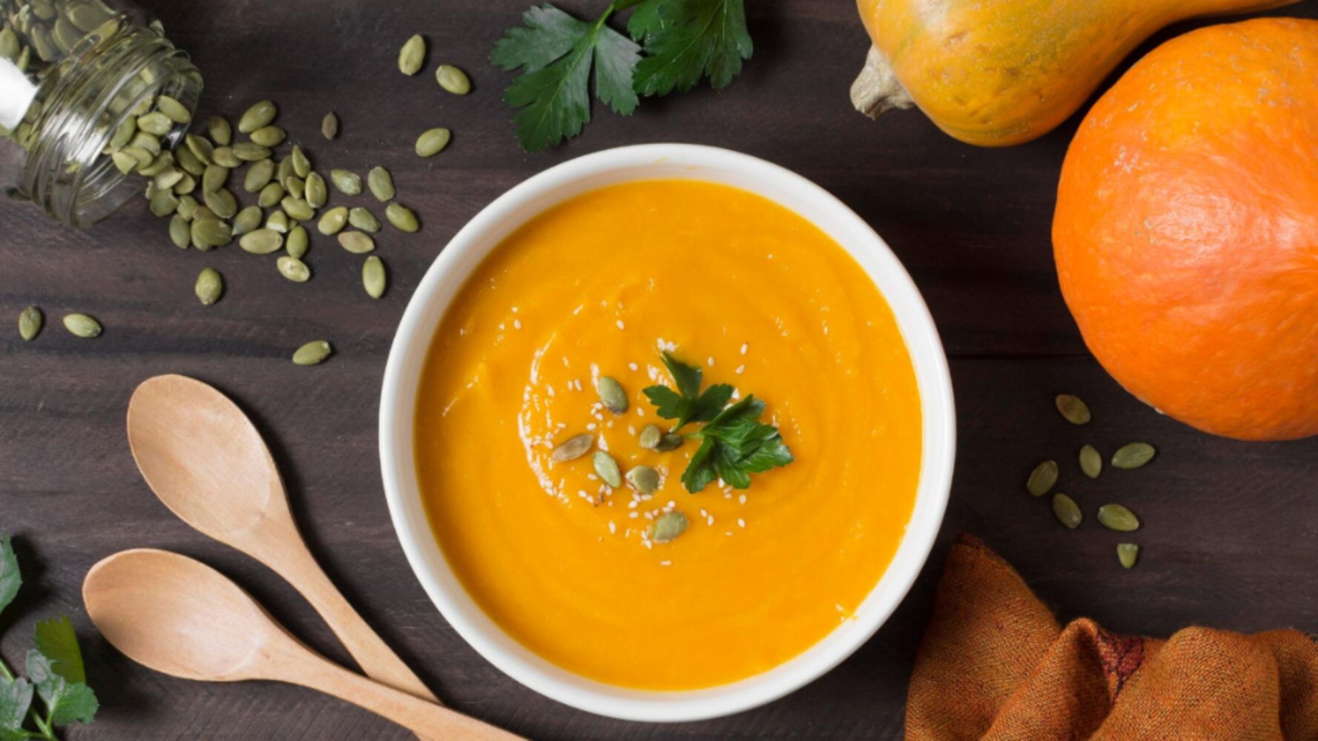 Ciorbă de dovlecei cu mărar, gustul verilor petrecute la bunici