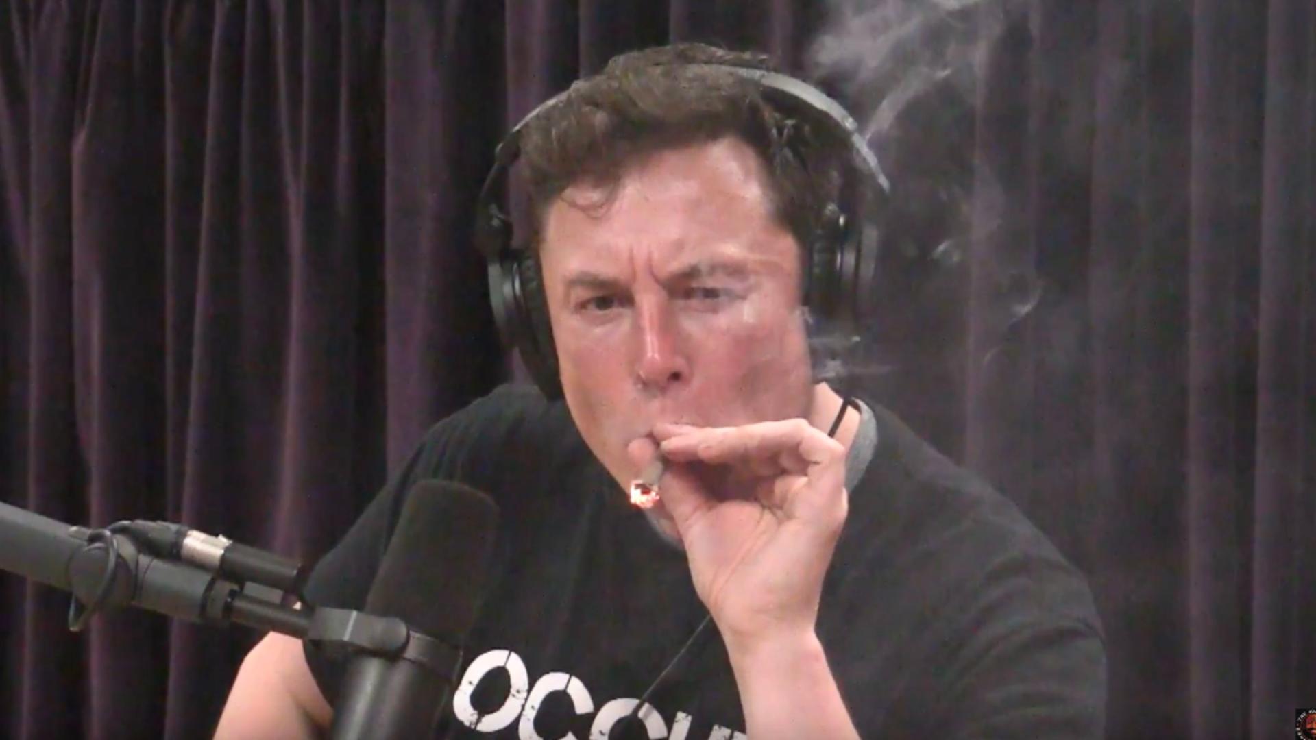 Elon Musk a fost acuzat că a consumat droguri la foc automat.