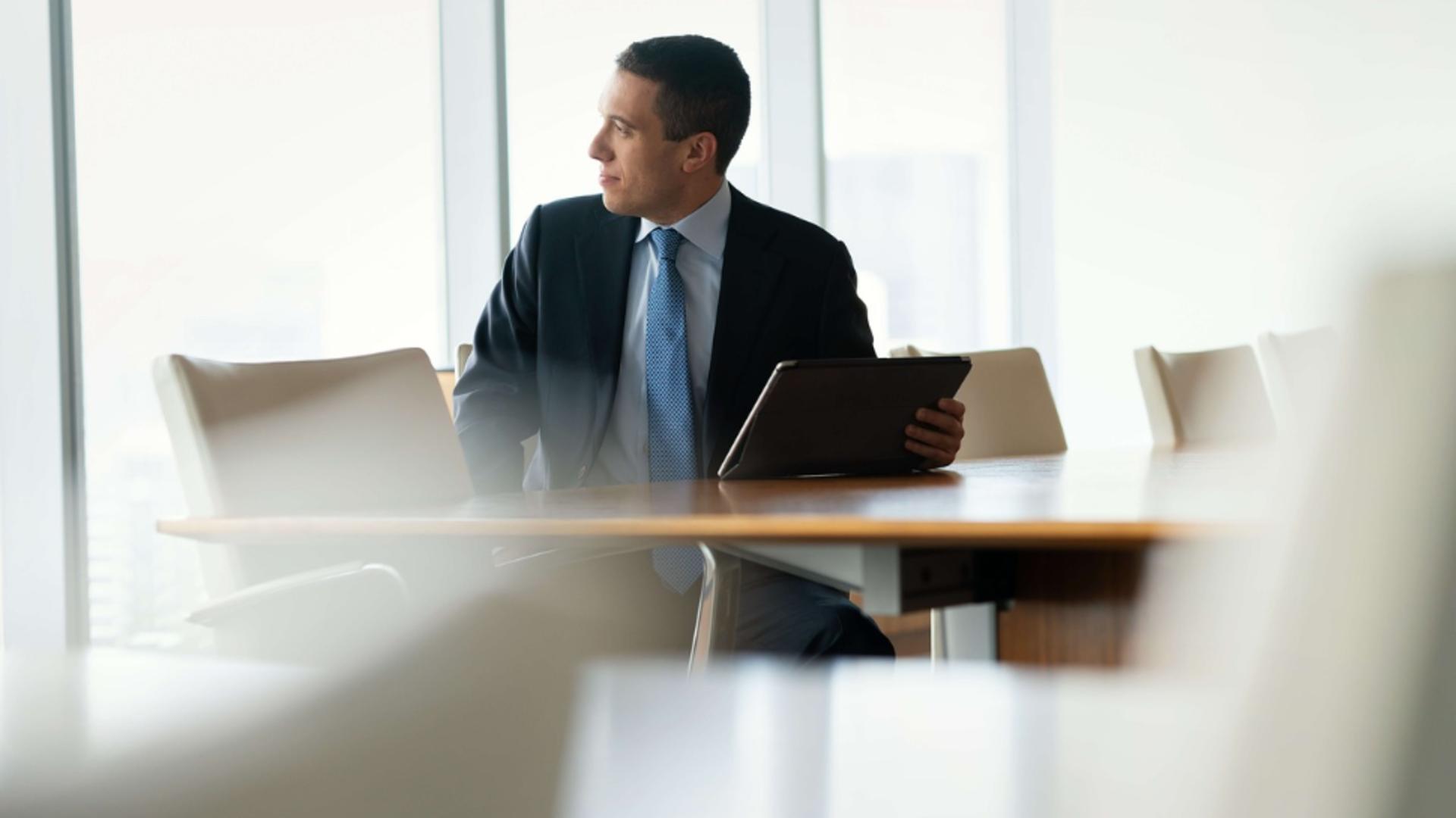 Românii vor salarii mai mari, angajatorii invocă prudența economică: doar 13% iau în calcul creșteri semnificative