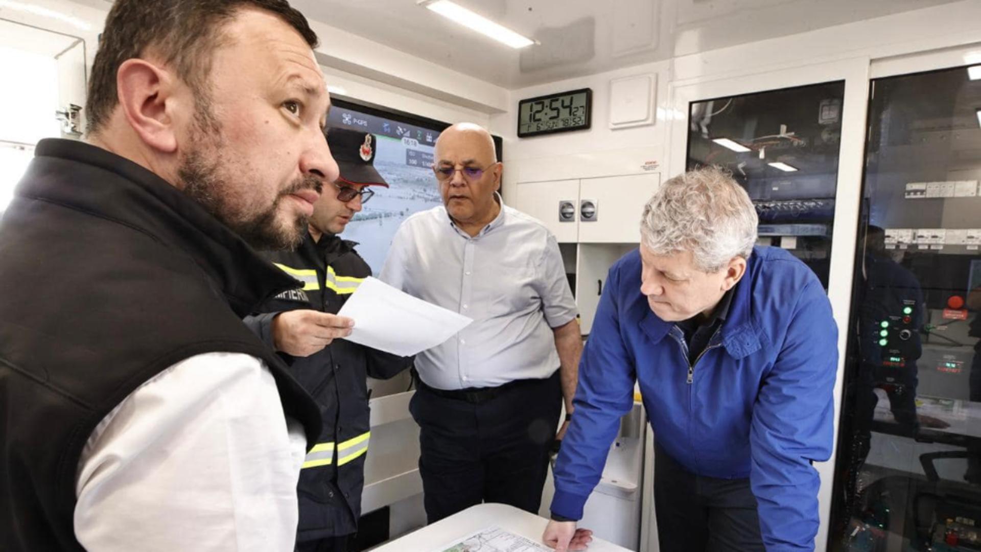 Mircea Fechet alături de șeful DSU și Predoiu, la inundații. Foto/M. Fechet/FB