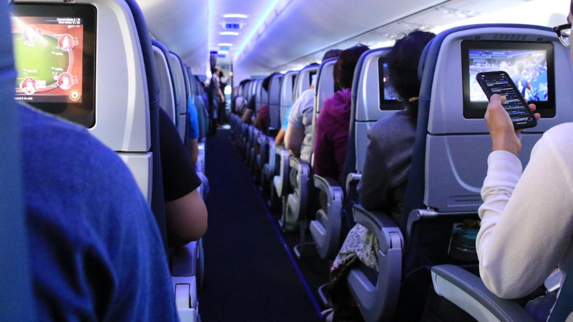 Incident la bordul unui avion: mai mulți pasageri s-au simțit rău în timpul zborului