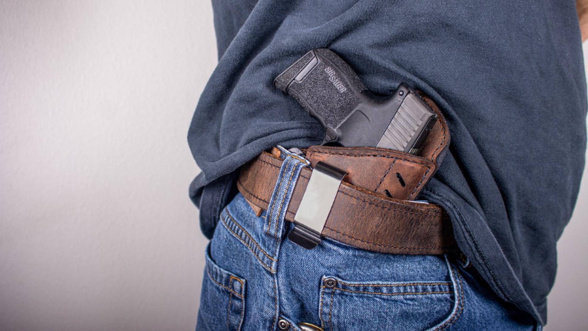 Bărbat arestat după ce și-a bătut soția și a încălcat ordinul de protecție. Poliția i-a găsit un pistol și cartușe în locuință