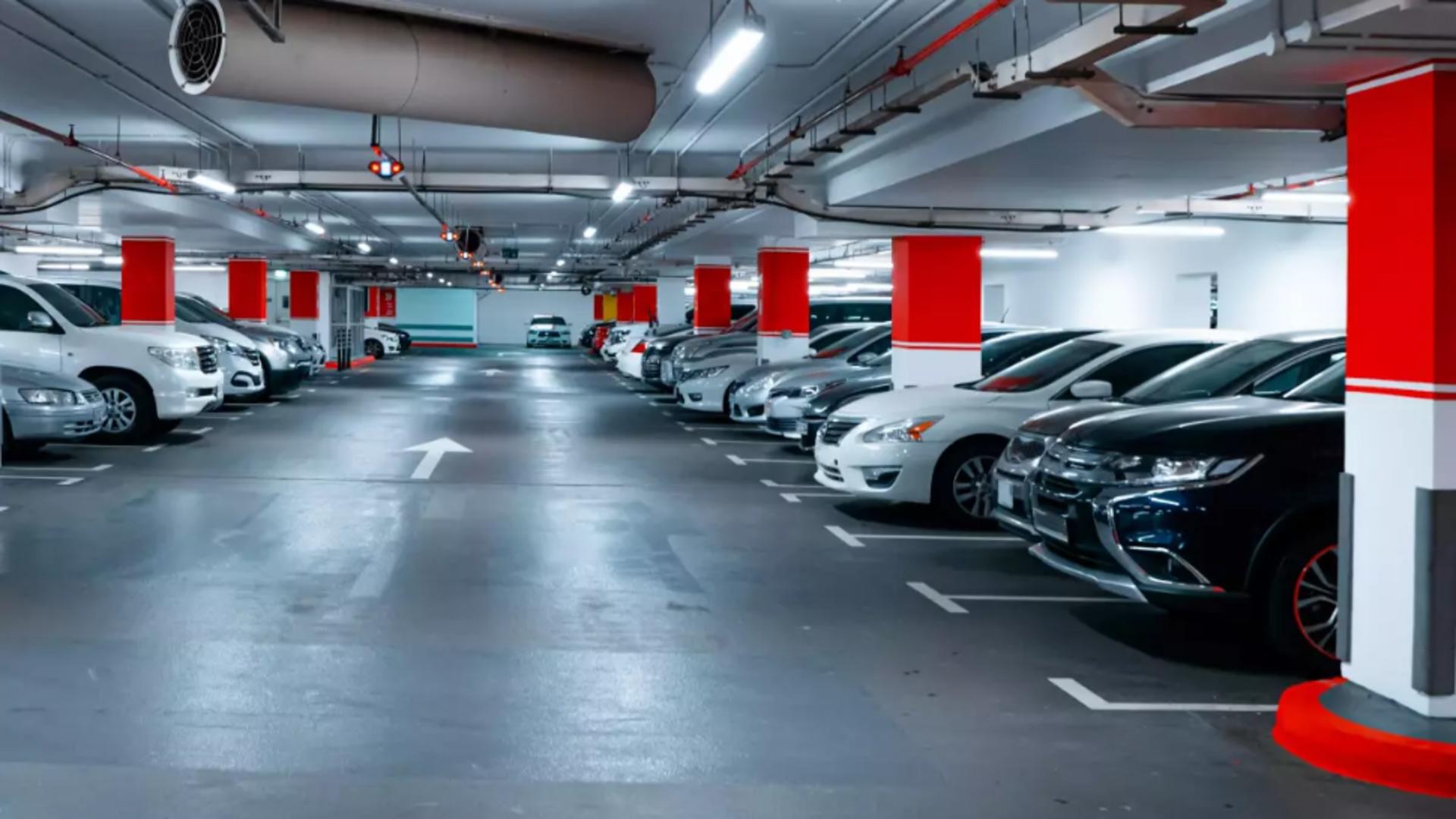 Taxată cu peste 5.000 de euro pentru două ore de parcare: coșmarul unei mame singure într-un centru comercial 