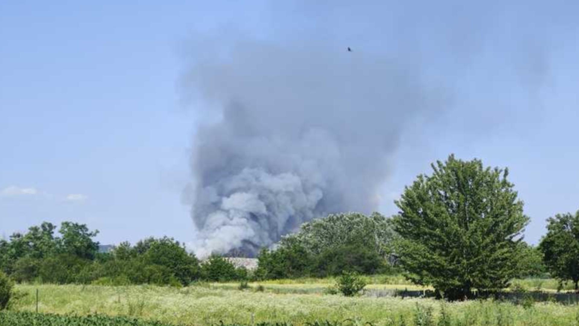 Incendiu la groapa de gunoi de la Aninoasa cu degajări mari de fum