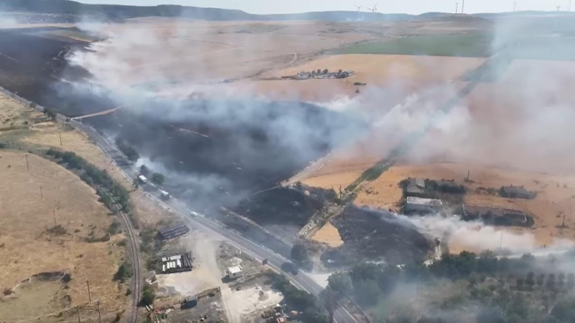 Incendiu se poate propaga la construcțiile din zonă. Foto/Captură video
