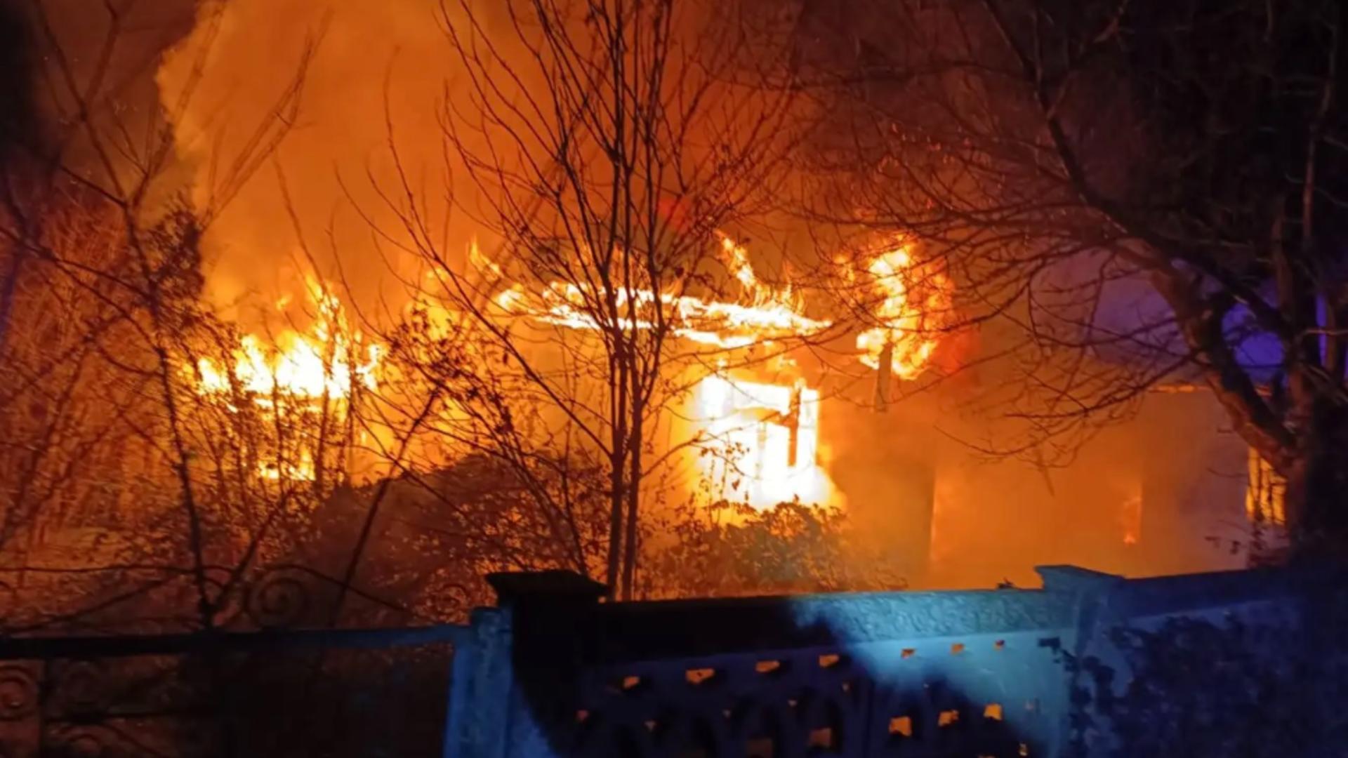 Incendiu devastator în Vaslui: un copil de 7 ani a MURIT, iar o femeie este în stare gravă