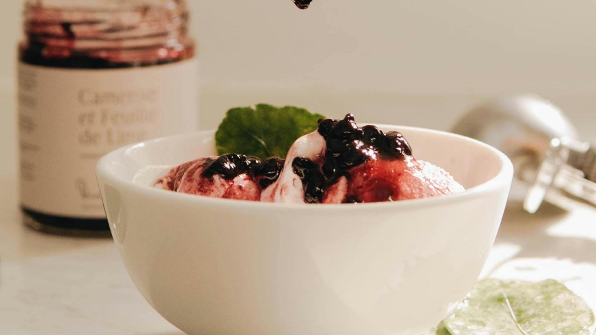 Cum să prepari cea mai rapidă înghețată de iaurt. Este naturală, sănătoasă și gata imediat