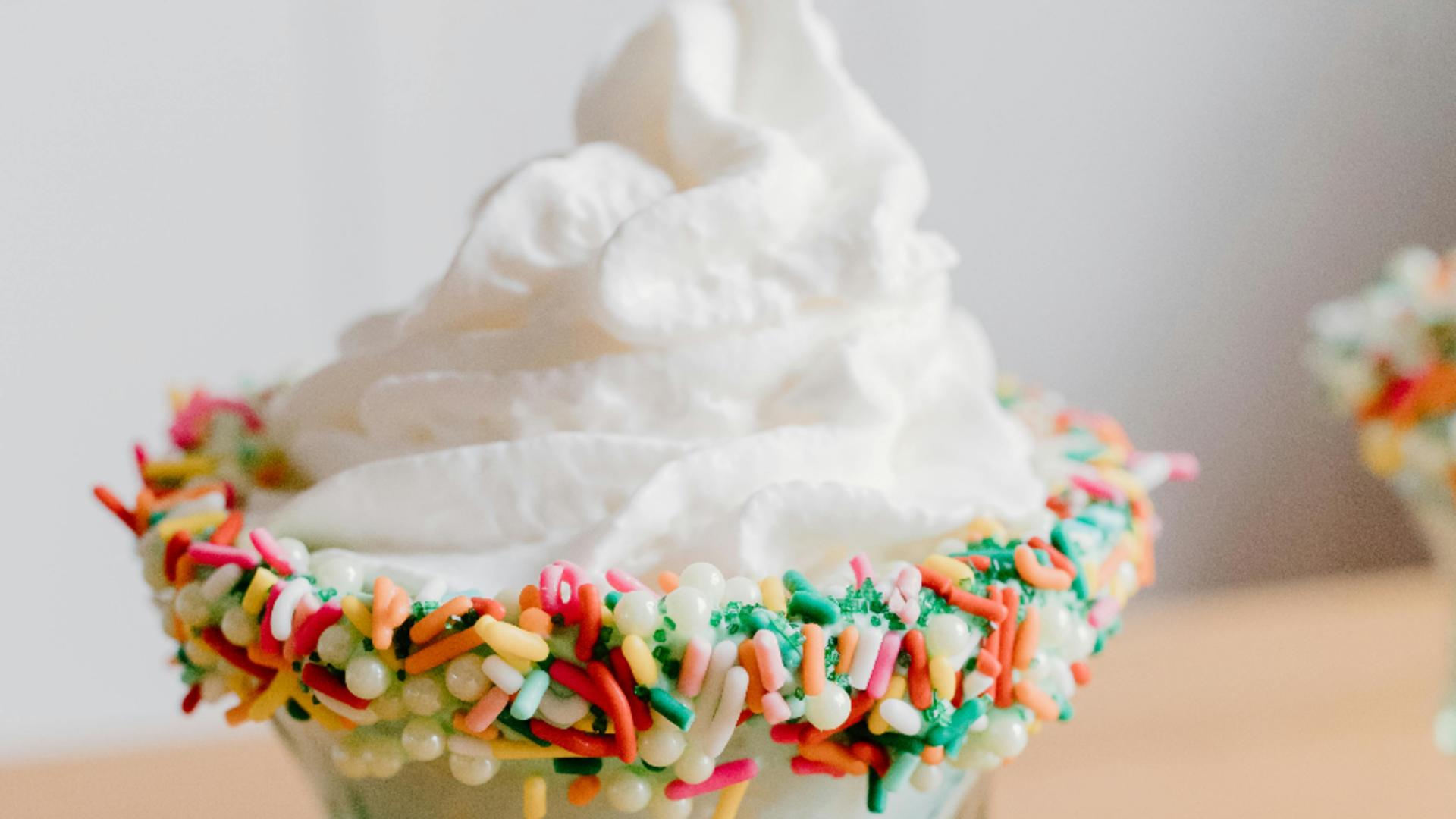 Înghețată de casă cu frișcă. O rețetă inedită și rapidă