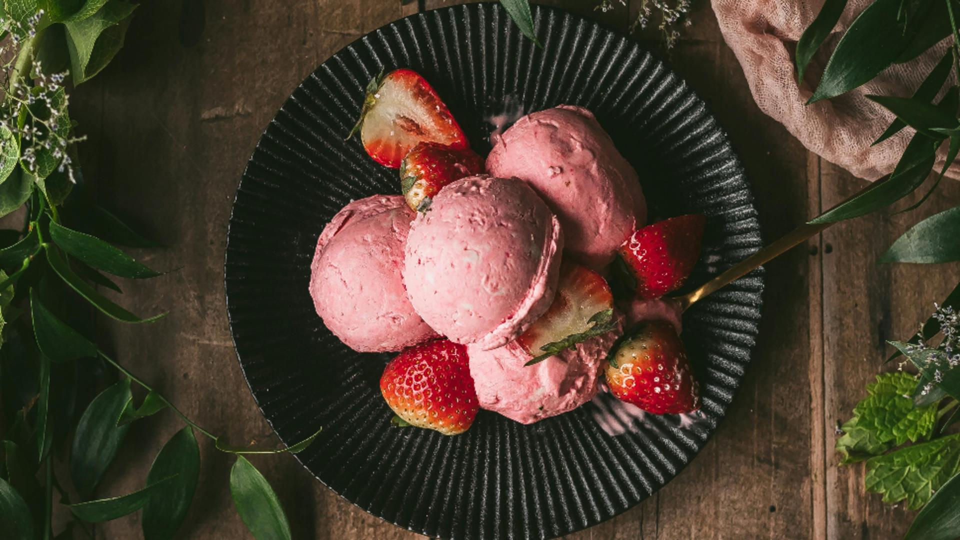 Cum să prepari cea mai fină și gustoasă înghețată de căpșuni. Este naturală și sănătoasă