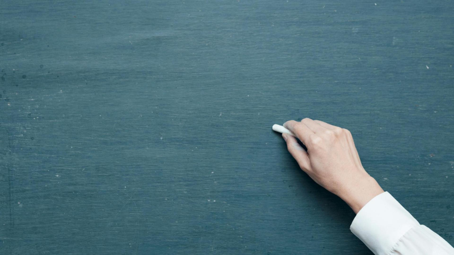 O învatatoare din Mureș este acuzată că ar fi scuipat și agresat verbal elevii. S-a deschis o anchetă penală