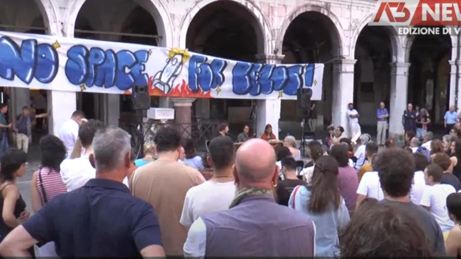 Jeff Bezos își amână nunta de la Veneția pe fondul protestelor. Localnicii, hotărâți să-și apere orașul de simbolul excesului global