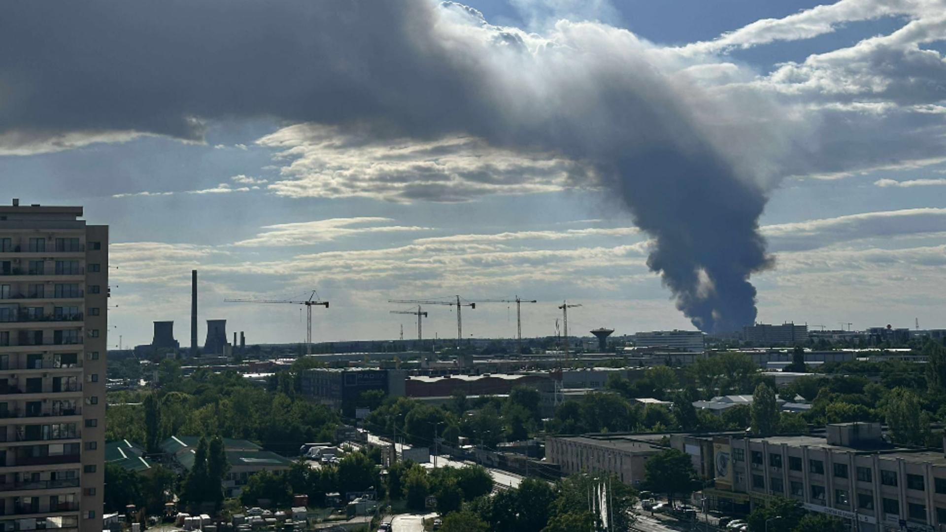 Incendiu se vede și din Capitală. Foto/Captură video