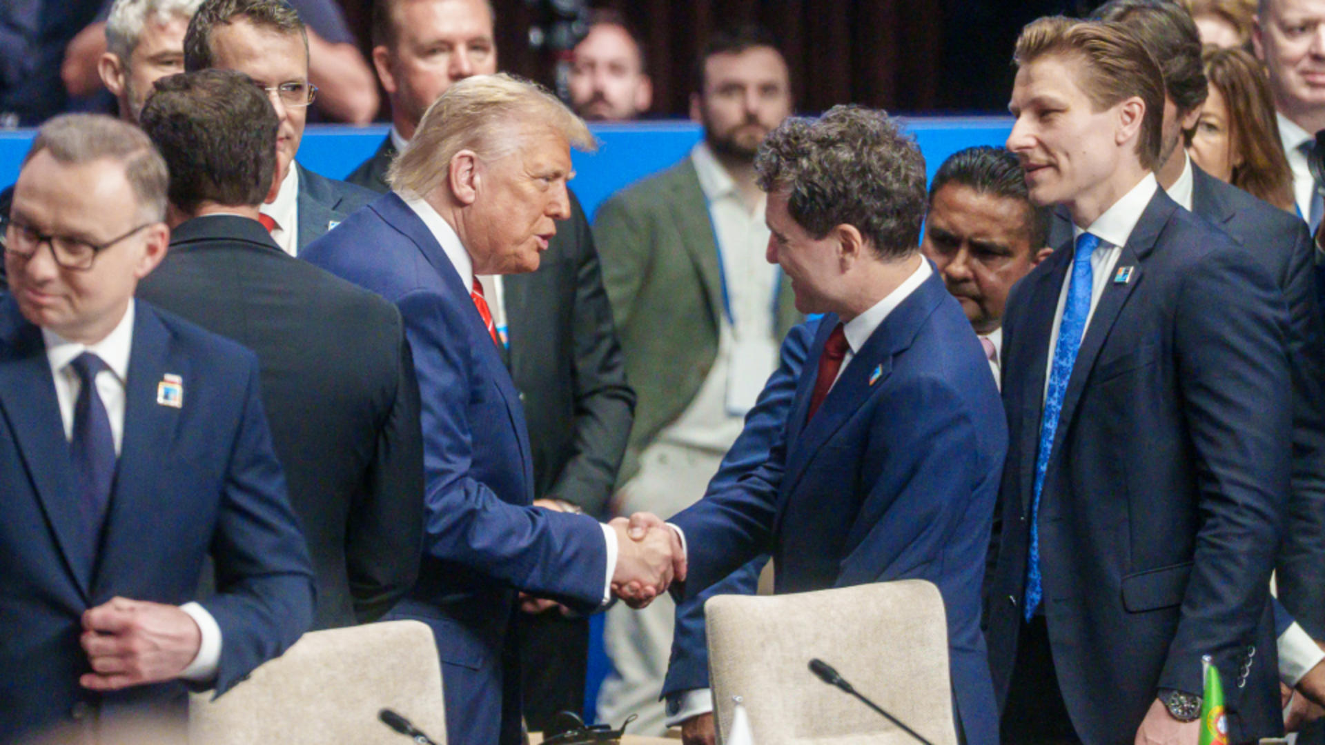 Nicușor Dan l-a prins de mână pe Trump 1 secundă. Foto/Profimedia