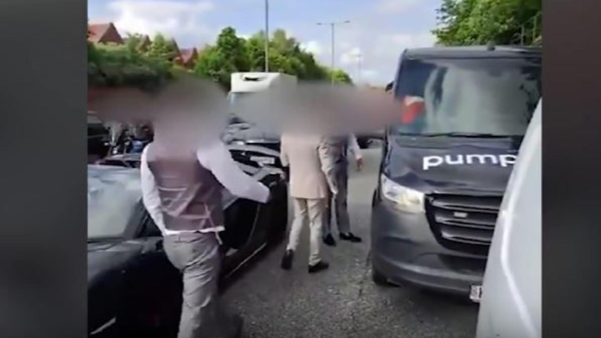 Scandal uriaș! Nuntașii au blocat șoseaua ca să se ia la harță în Londra