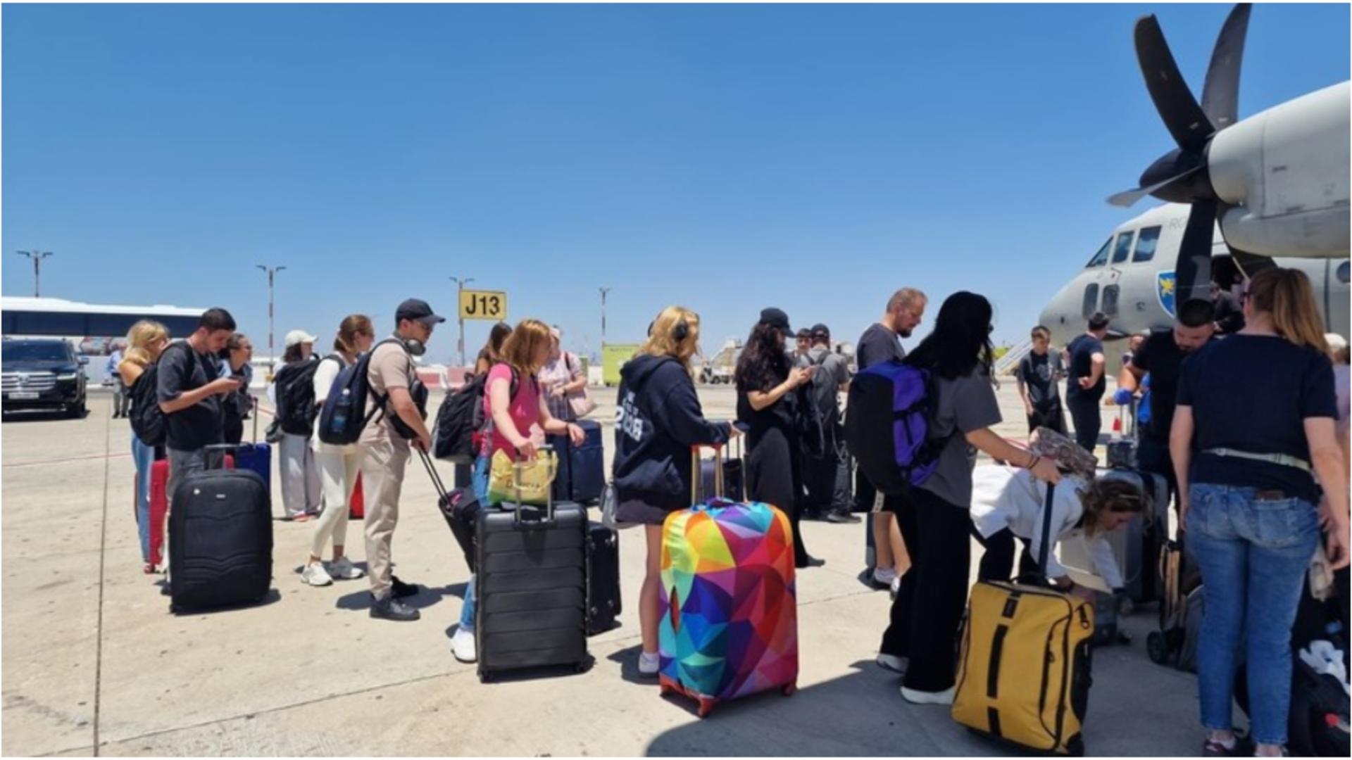 35 de cetăţeni români și rudele acestora, evacuați din Israel. FOTO: MAE