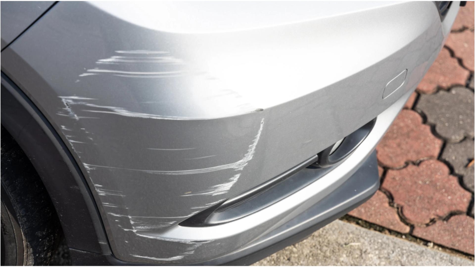 Cum scapi de zgârieturile de pe mașină