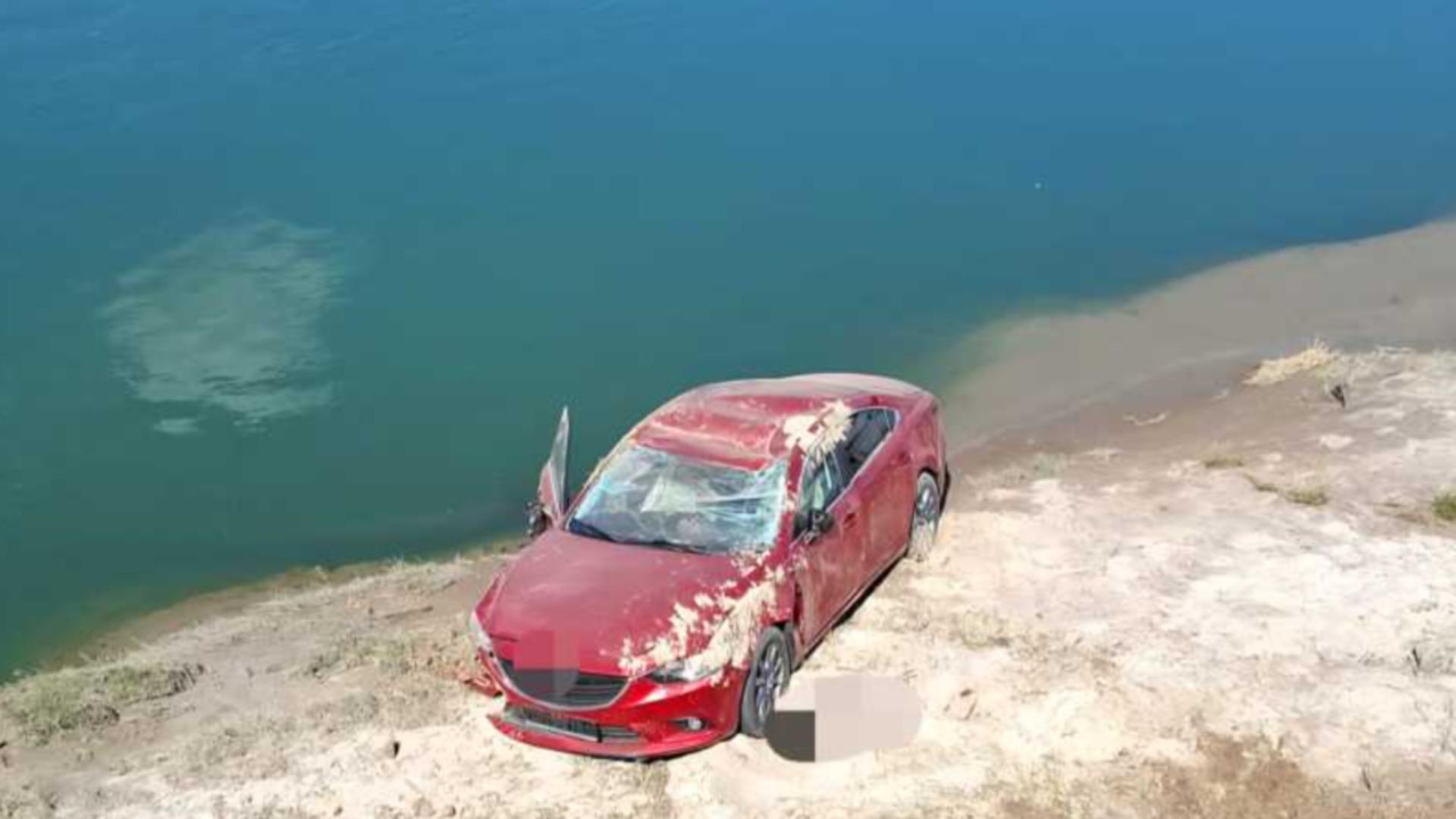 O  mașină a căzut de pe un pod peste râul Olt. FOTO: ISU Teleorman